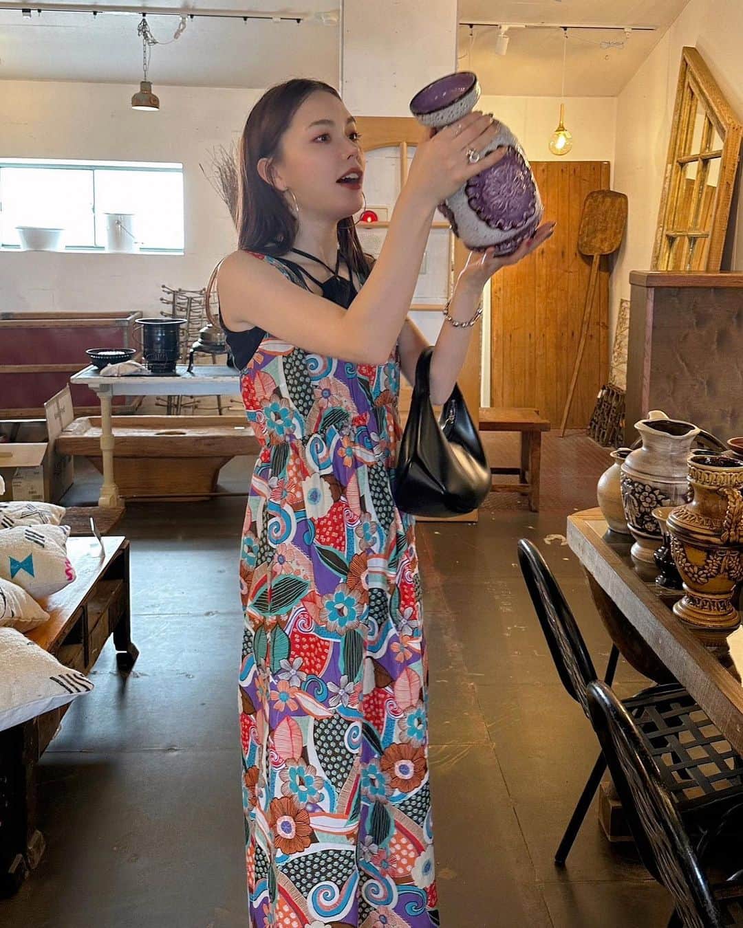 安田レイさんのインスタグラム写真 - (安田レイInstagram)「Sisterで買ったスペシャルなヴィンテージワンピースを着てスペシャルな壺を買った日。  ニヤニヤしながら壺選んだ。  最近紫ブームです🟣  #vintagedress #vintagevase #ヴィンテージワンピース #ヴィンテージ花瓶」8月24日 21時02分 - yasudarei
