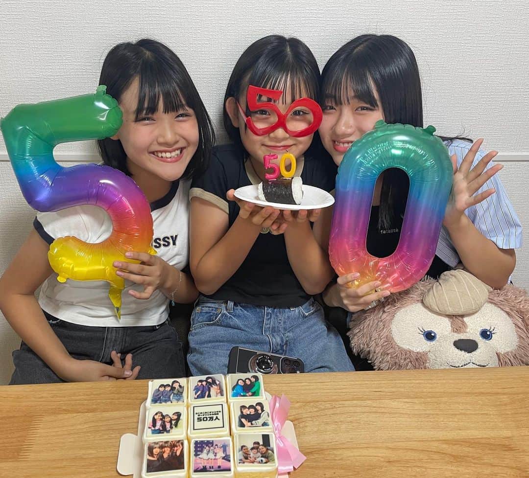 atukiyoのインスタグラム：「🎊祝🎊  50万人突破しました！  みんながたくさん切り抜きしてくれたおかげです。 本当に本当にありがとう😢  ここまでの道のりはいろいろあったけど本当にあっという間だったなと感じます。  ないPとさくらちゃんと三姉妹で始まったろこまこあこチャンネル。 今では関わってくれる人たちがたくさん増えて色んな人に支えられてここまで来ました。  新たな目標も今日出来て、またみんなに報告出来ると思うから待っててね!  これからも変わらずろこまこあこを応援してくれると嬉しいです☺️  本当に本当にありがとうございました‼️  #ろこまこあこ #ろこまこあこんず #チャンネル登録50万人 #突破ライブ」