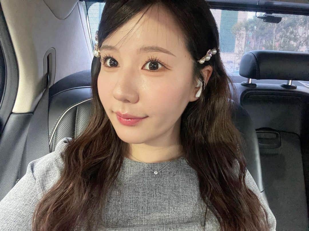 のインスタグラム：「何億年か前の会食の日のメイク💄 知的で上品な印象をつくったつもり...()   언젠가 회식날 메이크업 지적이고 고상한 인상을 만들었다생각 . .  #オフィスメイク#韓国メイク #iphoneカメラ #iphone12promax #오피스 #오피스메이크업」