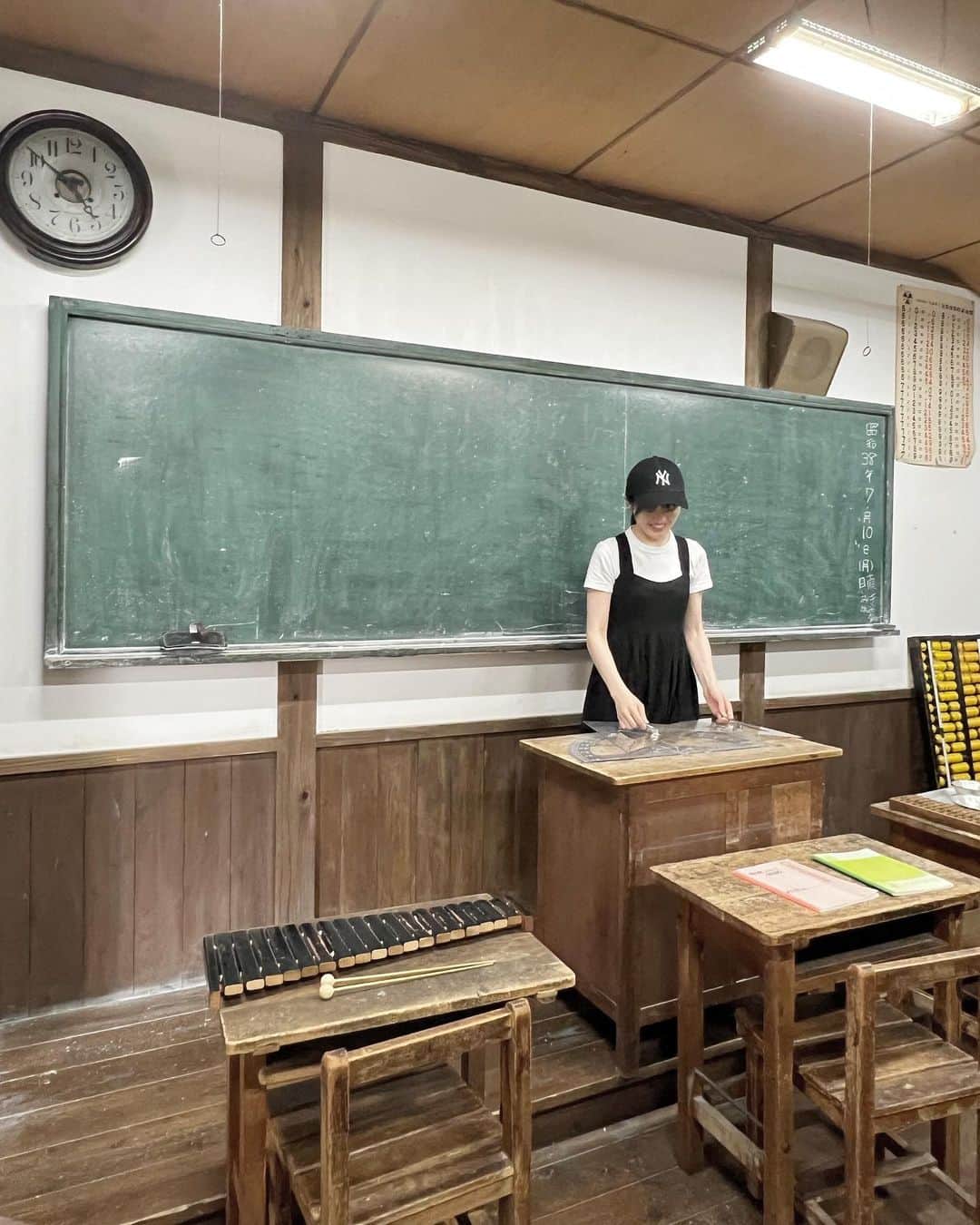 希山愛さんのインスタグラム写真 - (希山愛Instagram)「* #湯布院昭和館 に行ってきました！🫧‪  当時の街並みや物などそのまま表現されとって 懐かしくてタイムスリップした気分でした⏱ ̖́-  嬉しかったのがね、 小学校の教室があったんやけど 黒板掃除大変やったな〜とか 給食最後まで残って食べよったな〜とか 先生に怒られたな〜とか いっぱいよみがえってきて 小学生気分を楽しんでました🎒♡  #ばっしょー九州 _大分 #大分 #湯布院 #昭和 #昭和館 #昭和レトロ #大分観光 #湯布院観光 #ooita #yufuin」8月24日 21時11分 - kiyama_ai_official