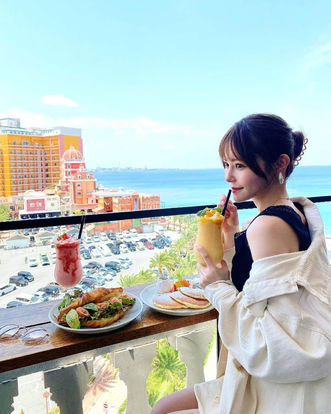 込山榛香さんのインスタグラム写真 - (込山榛香Instagram)「アメリカンビレッジが見えるカフェ🏝️🥞 ⁡ 素敵空間過ぎた〜✨ ⁡ ⁡ ⁡ 沖縄着いてすぐ行ったんですけど、 海とアメリカンビレッジを眺めながら食べれて めちゃくちゃ沖縄感じられました♡ ⁡ ⁡ ⁡ #沖縄 #CafeSanFrancisco #北谷カフェ  #アメリカンビレッジ #沖縄カフェ #沖縄旅行」8月24日 21時04分 - komiharu_official