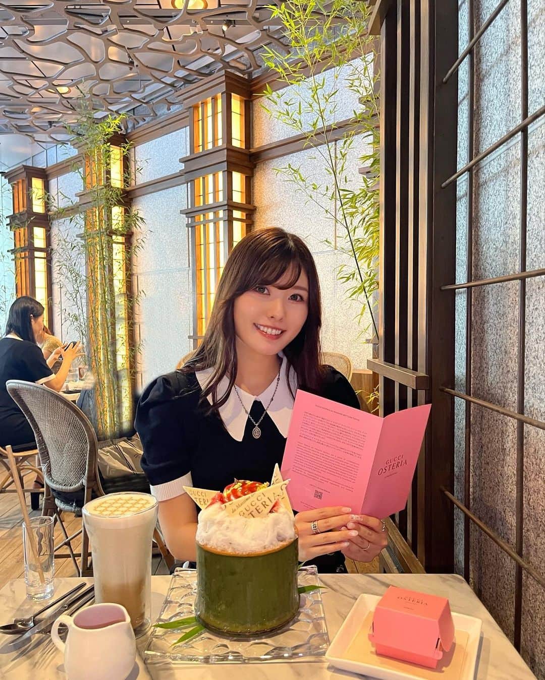 のインスタグラム：「GUCCI🤍🎋  期間限定のカフェへ🍑 かき氷史上1番高かった🫢笑 映え空間でした💓  📍 〒107-0061 東京都港区北青山３丁目６−８ @gucci  #GUCCI#グッチカフェ#表参道#表参道カフェ#期間限定#東京#かき氷#🍑#東京カフェ#omotesando#bomboosummer#gucchiosteria#ザストリングス表参道」