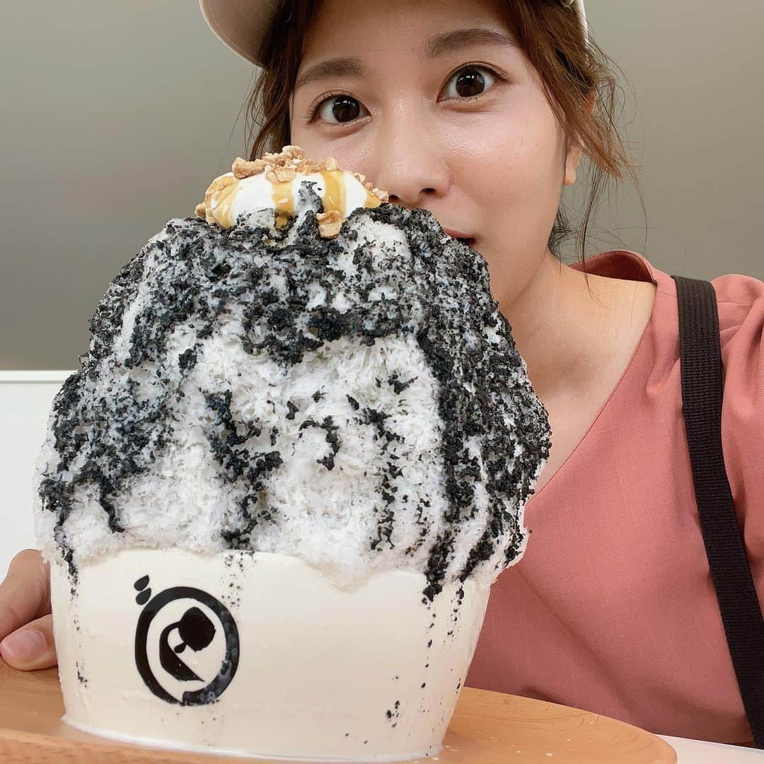 木村那津美のインスタグラム：「🫠  処暑（しょしょ）: 厳しい暑さの峠を越した頃です。朝夕には涼しい風が吹き、心地よい虫の声が聞こえてきます。暑さが和らぎ、穀物が実り始めますが、同時に台風の季節の到来でもあります。  出典:暦生活  と、いうものの。 まだまだ日中は暑いです。 冷たいもの食べた〜い！！  ということで、 行ってきました♪ 下関市にあります、ALLEYさんへ！  おっきーさん、どさけんさん プロデュースの うまいもの大会のときにチーズケーキは買ったんですが、 バターサンドはなかった…！  そのときにお店の原さんから、 かき氷も美味しいんで、ぜひ！と おすすめされていました🥺  売り切れてたバターサンドは おっきーさんにおつかいをお願いしたのですが （そしたら算数できてない謎のメモが返ってきました。） （写真4枚目）  かき氷は流石に配達 お願いできないよねってことで。  メロンにも心惹かれましたが 大好きなゴマを注文！！  溢れんばかりに盛られた かき氷が出てきました！ （てか、食べるときに溢れた🤣）  まだまだかき活楽しめそうです♪」