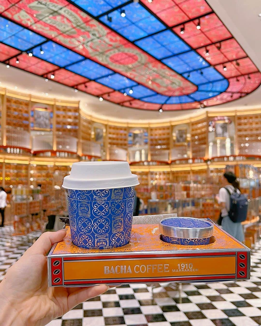 長沼南帆さんのインスタグラム写真 - (長沼南帆Instagram)「シンガポール発祥のコーヒー屋さん☕️  "BACHA COFFEE(バシャコーヒー)"  クリームを入れて飲むと、更に美味しい🥺♥️☕️  そしてなんと、ストローが持って帰りたくなるほど可愛いしっかりしたプラスチック🤟🏻🤭  視覚で可愛い、味覚で美味しい🤤 早朝のシンガポール空港で最高のひと時でした♥️  初めてのBACHA COFFFEEに興奮する私の隣で姉たちは、、、、 ヌードルヌードルゥ♪と全く映えないけどとっても美味しいご飯を頼んでおりました😇  #bachacoffee #bacha #バシャコーヒー　 #シンガポール空港 #coffeetime #coffeelover #シンガポールグルメ #モーニングコーヒー #coffeeholic #coffeelovers #coffeeaddict #coffeegram #マレーシア旅行 #マレーシア観光」8月24日 21時08分 - n_on_a_diet