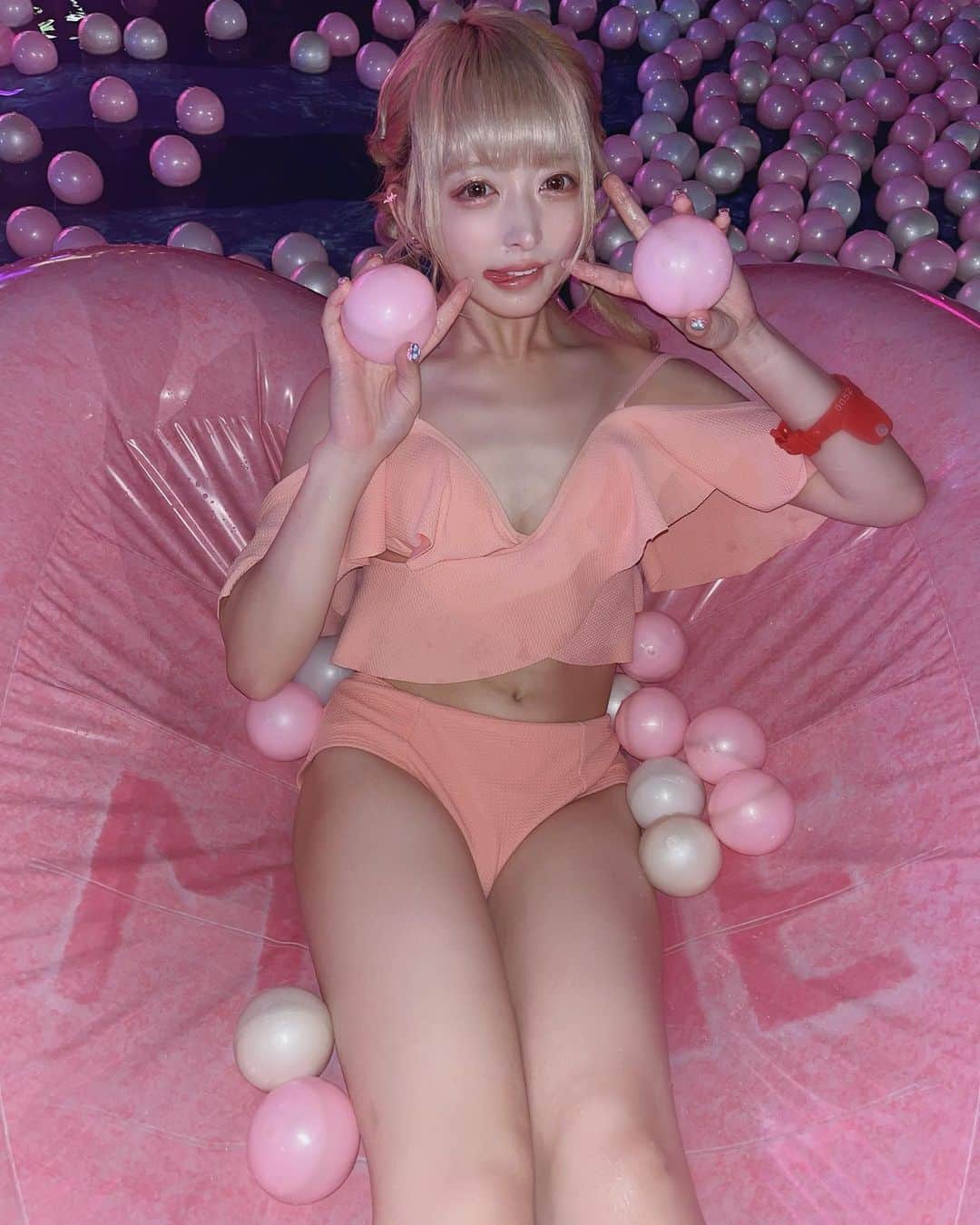 小鳩りあさんのインスタグラム写真 - (小鳩りあInstagram)「ナイトプールいった！わはは！  #ナイトプール #水着 #東京プリンスホテル」8月24日 21時08分 - kobatoriapipi