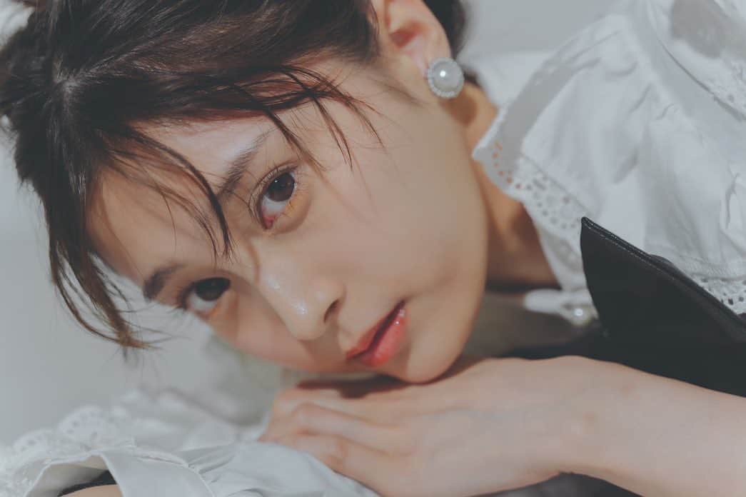 小山リーナのインスタグラム：「🤍🖤  . photo @rikuyamamoto_photo hairmakeup @haruna__yamaguchi stylist @__.tuoiym.r」