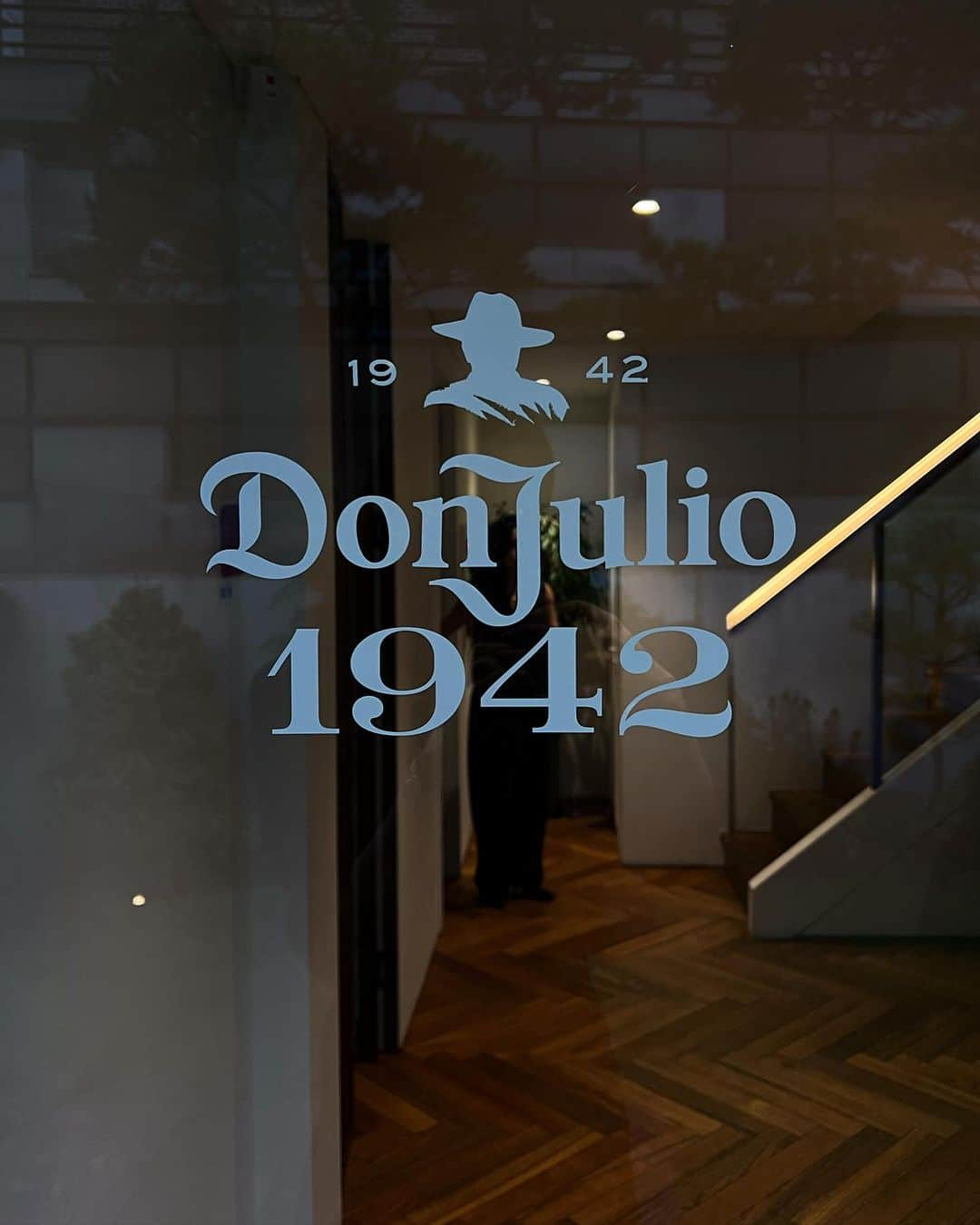 ペ・ユニョンのインスタグラム：「Thank you for inviting me to a wonderful dinner with Don Julio 1942🥂🖤  @DonJulioTequila #돈훌리오1942 #DonJulio1942 #redefiningcelebrations #DonJulioCelebrations」