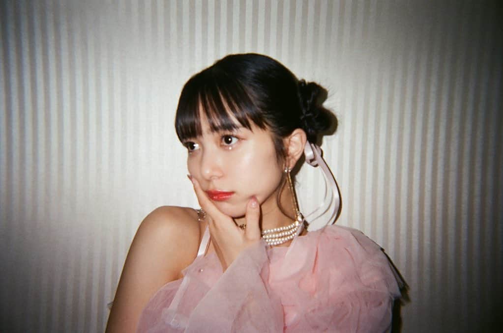 井上玲音のインスタグラム：「・ ・ 撮影:マネージャーさん  寄り目で撮りますねって言われたから 寄り目で撮ったけど、、、  ちがう？  #明日はえば撮載せるね #井上玲音」