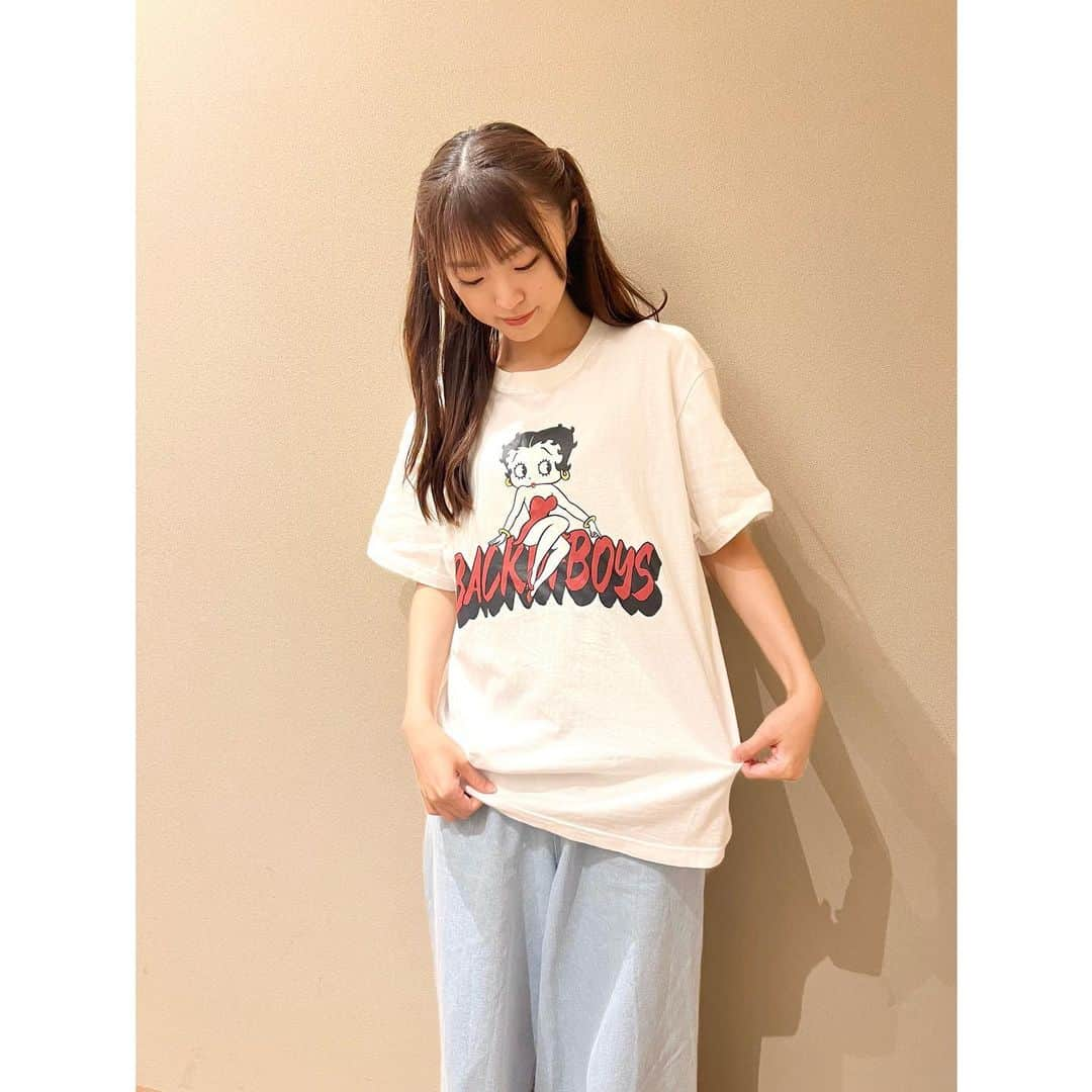 春名真依のインスタグラム：「＊ ベティちゃんTシャツ💄 ゆったりサイズがかわいい！  明後日はThe Back Of Boys 来店イベントです！ いよいよですね〜！  コラボ商品が買えたり、 撮影会に参加できたり…  私は14:00〜の回に参加します！ 特典会はお久しぶりなので、 皆さんにお会いできることを楽しみにしています🐈‍⬛！  原宿・ベースヤードトーキョーにて、待ってます！  #tbob #tbob2023citypack #ベースヤードトーキョー」