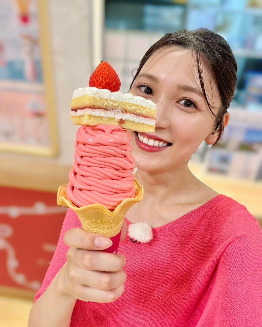 大竹彩加さんのインスタグラム写真 - (大竹彩加Instagram)「.   ‪🍰 on🍦‼️       #道の駅 #サーモンパーク千歳  #いちごbonbonberry #bonbonberry  #ショートケーキソフト      リニューアルした千歳の道の駅は 26日(土)グランドオープンです- ̗̀📢                      #hbc #北海道放送 #hbcテレビ #札幌 #アナウンサー #大竹彩加 #ミディアム #セミロング #長め前髪 #ポニーテール #ヘアアレンジ #ブルベ夏 #イエベ春 #顔タイプフレッシュ #千歳 #道の駅グルメ #千歳グルメ #ソフトクリーム #ショートケーキ #いちごスイーツ #いちごソフト #なんだこれ #北海道グルメ #北海道スイーツ #日常に彩りを加える日記」8月24日 21時14分 - hbc_ayakaotake