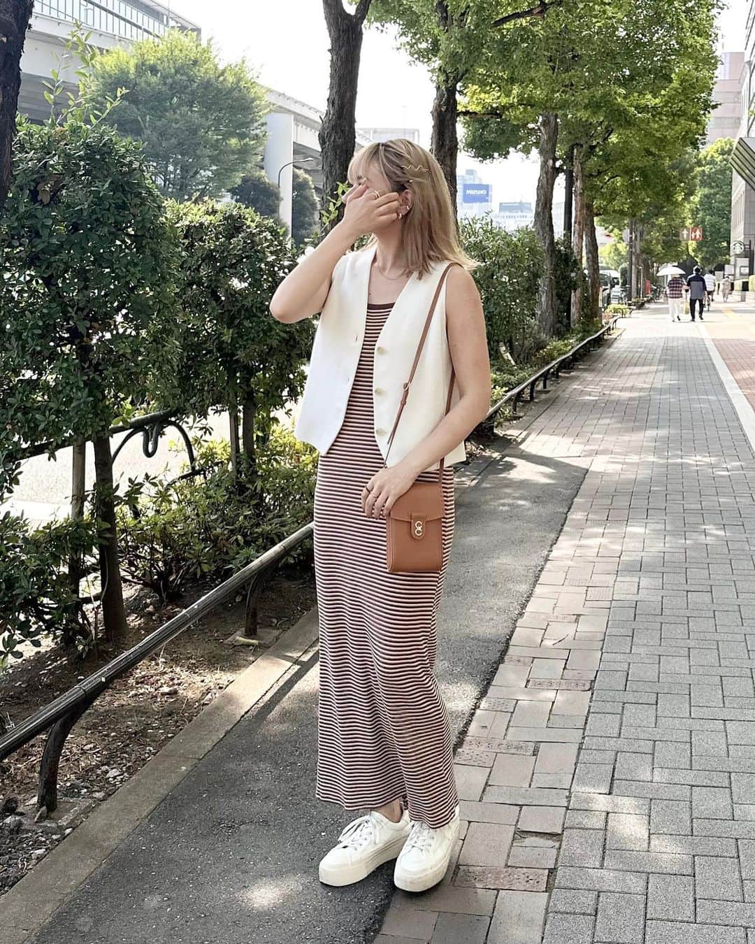 かほこ。のインスタグラム：「ㅤㅤㅤㅤㅤㅤㅤㅤㅤㅤㅤㅤㅤ ㅤㅤㅤㅤㅤㅤㅤㅤㅤㅤㅤㅤㅤ dress : #ungrid vest : #cos bag : #cafune sneakers : #zara hairpins : #3coins ㅤㅤㅤㅤㅤㅤㅤㅤㅤㅤㅤㅤㅤ 猛暑日のぷらっとお散歩コーデ🚶🏻‍♀️ ㅤㅤㅤㅤㅤㅤㅤㅤㅤㅤㅤㅤㅤ カットソーのキャミワンピで涼しく楽ちんに、ベストを重ねておしゃれ感も🥰 ㅤㅤㅤㅤㅤㅤㅤㅤㅤㅤㅤㅤㅤ 美容院行けてなくてボサボサだったのでヘアピンでまとめました！ ㅤㅤㅤㅤㅤㅤㅤㅤㅤㅤㅤㅤㅤ #kaho_fashion」