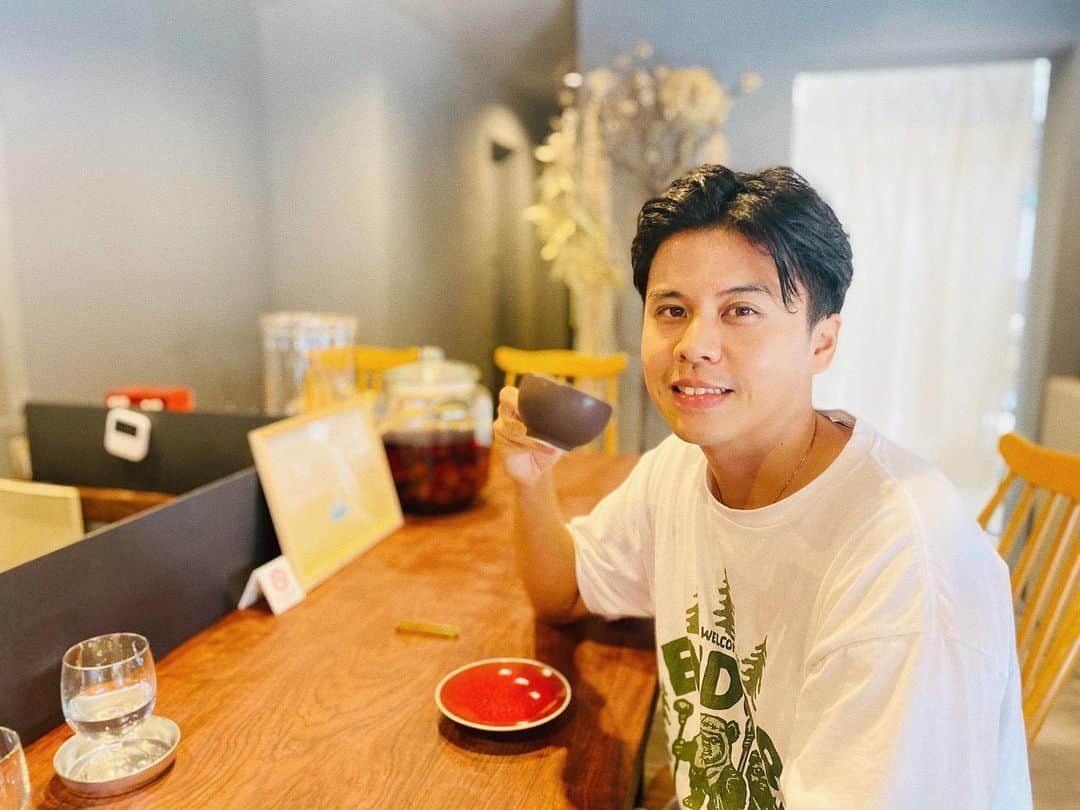 九星気学カフェさんのインスタグラム写真 - (九星気学カフェInstagram)「皆さんのお陰で youtubeチャンネルが 8万人登録となりました！ ありがとうございます ここからは... もっとカジュアルに やっていけたらと思います  先日のLIVEで皆さんから オススメの神社を教えて頂いたので 色々行くのが楽しみです🌿 他にも「ここよかったよ！」 などありましたら、 コメントで教えて下さい☺️  #占い #開運 #九星気学 #運勢 #運気 #風水 #カフェタイム」8月24日 21時15分 - kigakucafe