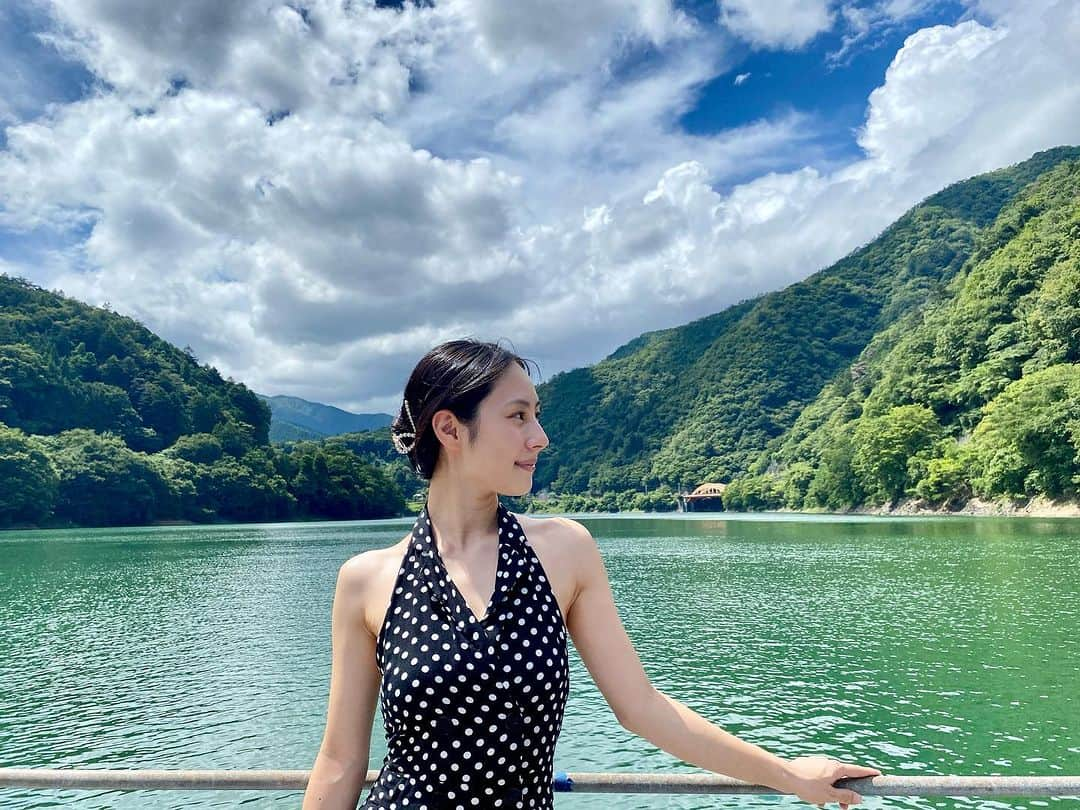 里彩のインスタグラム：「🌳🌿💚  初めての奥多摩😌 自然のエネルギーをたくさん感じて元気をもらいました✨  山道に酔いながらも運転頑張ったよ！笑 最近長距離の運転もできるようになってきたんだよ〜🚗成長しました😉💪 ドライブたのしっ！🥰  #drive #getoutanddrive #japantrip #japanlife #japanphoto #japanphotography #tokyocameraclub #okutama #ドライブ #ドライブスポット #ドライブデート #奥多摩 #奥多摩湖 #」