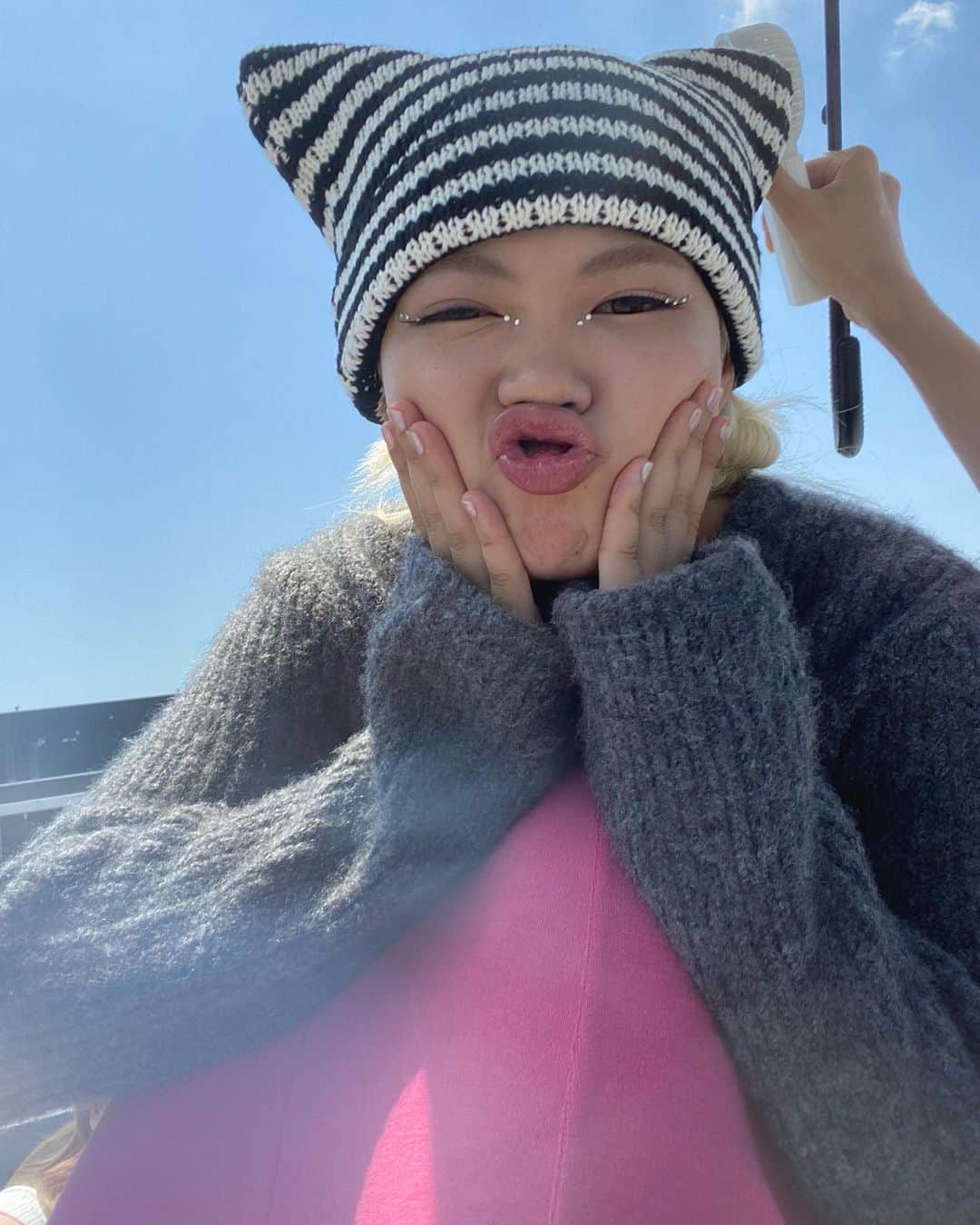川端結愛のインスタグラム：「ABC MART × adidas &ME👟🤍🖤⭐️ off shot📸  暑い中、スタッフの皆さんと頑張りました😂✨ ありがとうございました☺︎☺︎  シンプルで毎日履きたくなっちゃうようなスニーカー達！♡ 皆さんチェックしてください〜ね〜！  #abcmart #adidas #sneaker」