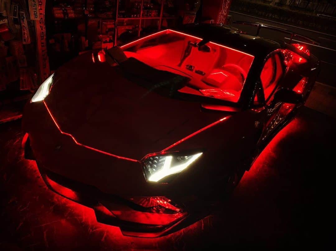 諸星伸一のインスタグラム：「⭐️FSBK AVENTADOR S⭐️  正真正銘世界一の真っ赤なランボルギーニ誕生✨  #lamborghini #ランボルギーニ #morohoshi #諸星伸一 #fightingstar #ファイティングスター #fsbk #世界最強モロックマ #世界最強諸星一家 #諸星一家 #powercraft  #lexani #lexanijapan #rockford #tokyo #japan  そして、、  カスタムはつづく、、、？笑」