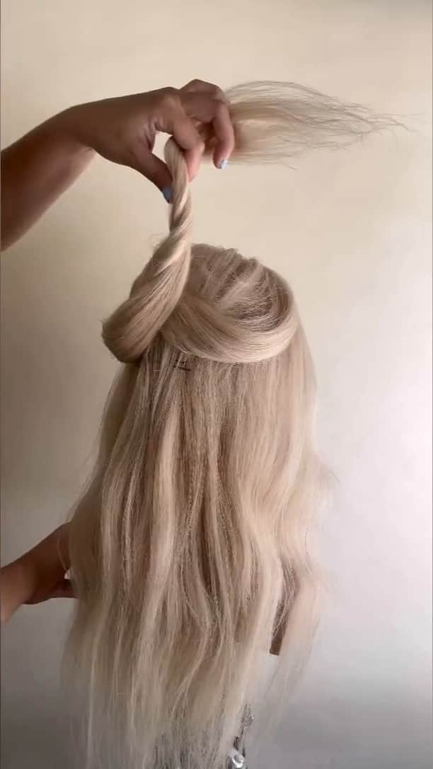 CosmoProf Beautyのインスタグラム：「Before you start your updo, refresh the volume with @Olaplex Volumizing Blow Dry Mist and a round brush! @updos.by.jocelyn  Pick up your @Olaplex Volumizing Blow Dry Mist in-store and online at www.cosmoprofbeauty.com.  #CosmoProf #Olaplex #updohairstyles #BehindTheChairStylist #HairstylistEducation #HairStylistTribe」