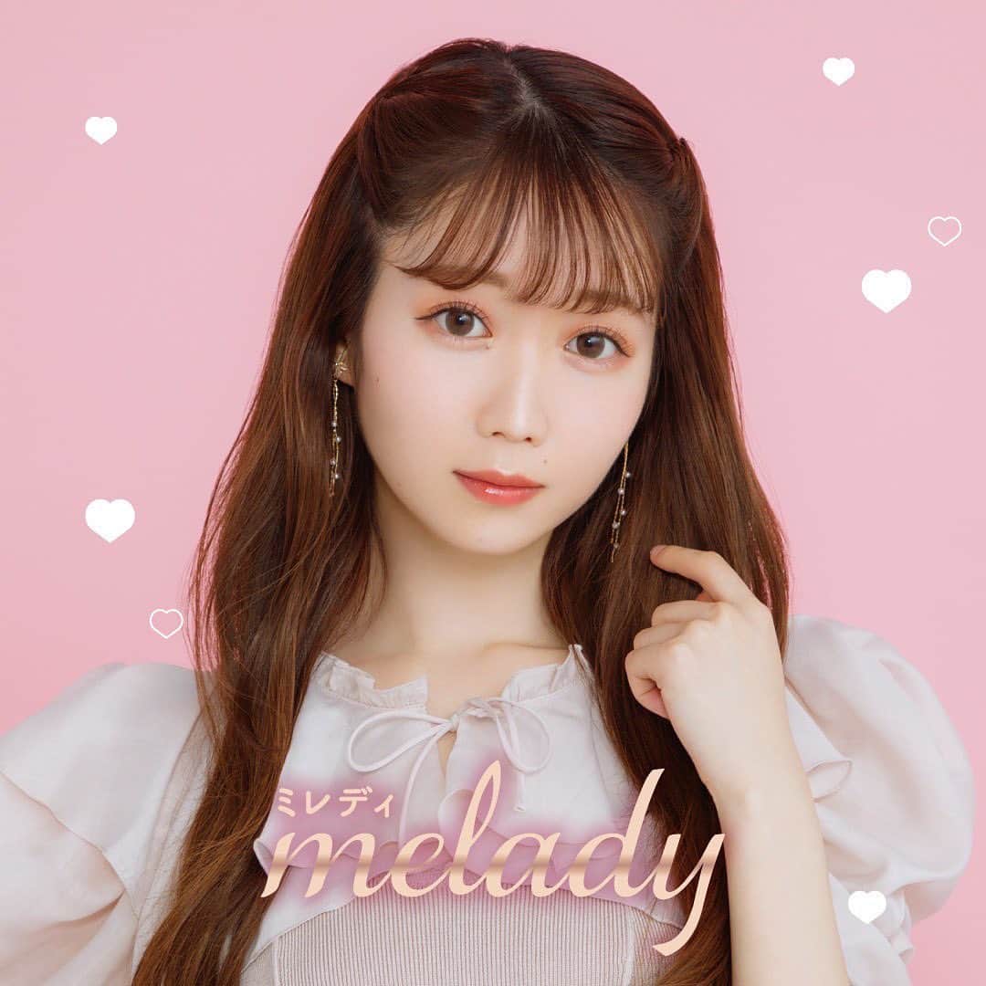 大谷映美里のインスタグラム：「BIG NEWSです😭💖💕 なんと、、ずっと夢だったカラコンを、、、❕ プロデュースさせていただきました👁️✨✨✨  長い時間をかけて打ち合わせと試行錯誤を重ねて 遂に完成しまして、今日発表することが出来ました💐  名前は「melady」といいます🐈 キャッチコピーは “いつだって、わたしがヒロイン♡” 皆さんがそんな気持ちで日々過ごせるようにmeladyが背中を押せるといいな、と心を込めてお作りしました🐈💕  私自身、カラコンがない人生は考えられない❕😤 ってくらいずっと共に生きてきたカラコン🌷 アイドルとして見られる環境に常にいて、沢山研究してきた私だからこそ作れるものになったと思います✊🏻💓  カラーなど詳細は28日に公開されます💫 新しいお知らせもあるので楽しみにしていて欲しいですっ🎁 公式アカウントもぜひフォローしてみてね🫶🏻  大好きな皆さんに嬉しいお知らせができて嬉しいです。 いつもありがとうございます💐♡ #melady #ミレディ」