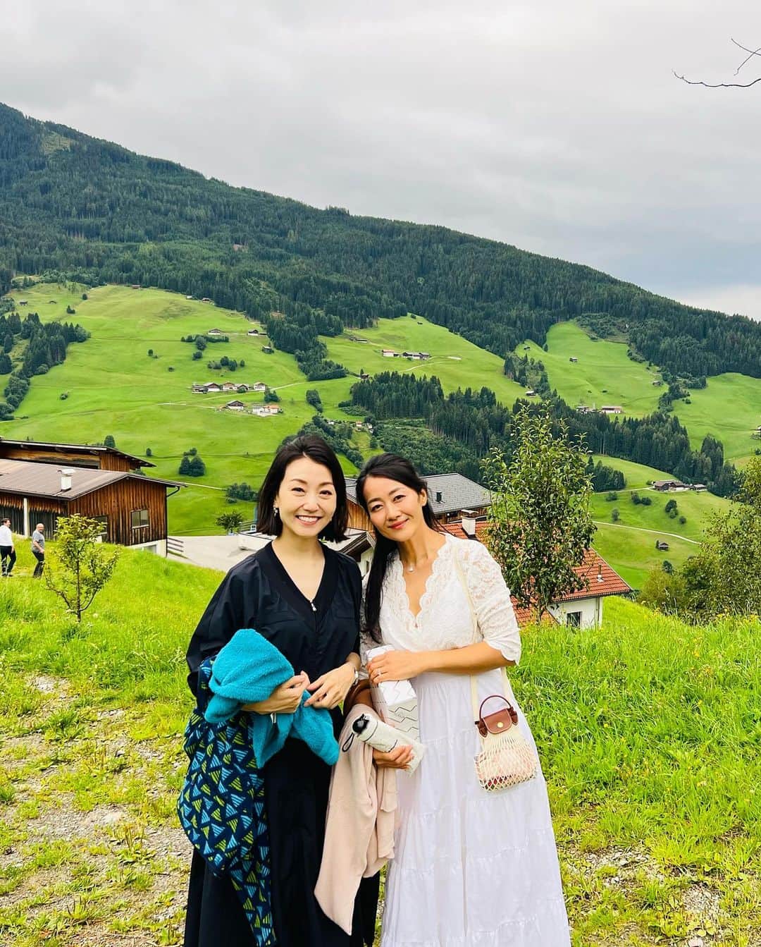 八木早希さんのインスタグラム写真 - (八木早希Instagram)「✈️ミュンヘン🇩🇪→🚙2時間🇦🇹  町から数分で、いつの間にか標高1000mのまさにハイジの世界🌿  自生しているアプリコットやブルーベリーの甘いこと！雲が山に当たり刻々と風景が変わる様子、 自然の恵みにすぐ手が届く歓びに、到着早々 大興奮の旅の始まりです🌿  #オーストリア#インスブルック#山#ハイジ#austria#austriavacations#Innsbruck#wattenberg#mountain#nature#fullness」8月24日 21時21分 - sakiyagi
