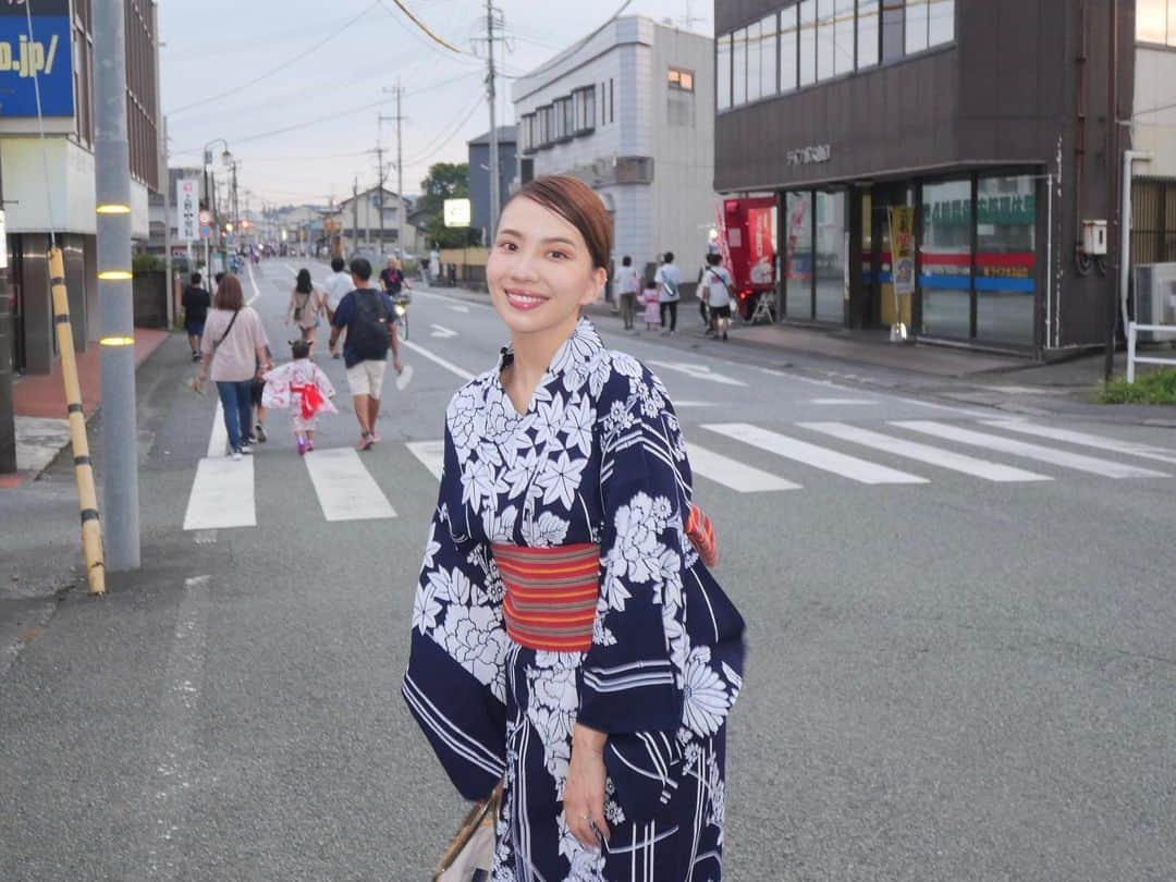 本郷多香子さんのインスタグラム写真 - (本郷多香子Instagram)「久しぶりに浴衣着れた👘  この浴衣お母さんが 高校生の時に作ったものらしい👘  40年越しに娘に着せるとはって言われたよ☺️☺️☺️  かんざしも七五三の時につけたやつ笑🐥  アイラインは @3650.jp  アイライナー苦手であんまり引かないんだけど、めちゃくちゃ引きやすくてびっくりしてる  #浴衣#お祭り」8月24日 21時22分 - tkk0101