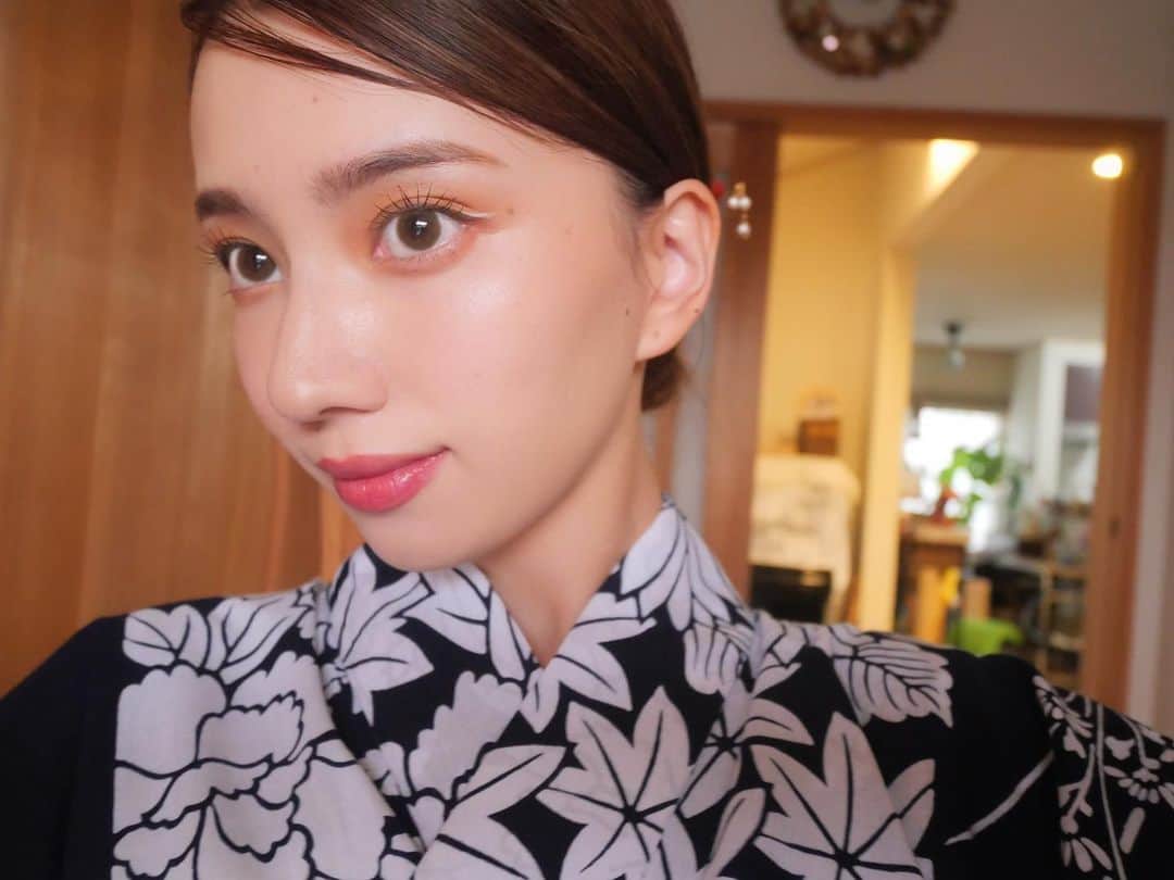 本郷多香子のインスタグラム：「久しぶりに浴衣着れた👘  この浴衣お母さんが 高校生の時に作ったものらしい👘  40年越しに娘に着せるとはって言われたよ☺️☺️☺️  かんざしも七五三の時につけたやつ笑🐥  アイラインは @3650.jp  アイライナー苦手であんまり引かないんだけど、めちゃくちゃ引きやすくてびっくりしてる  #浴衣#お祭り」