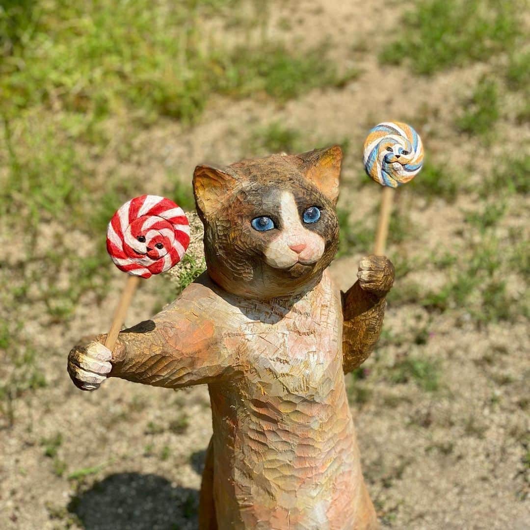 花房さくらさんのインスタグラム写真 - (花房さくらInstagram)「「これあげる！ えっ？こっちの方がいい？」  #🍭 #lollipop #ペロペロキャンディ  #cat #sculpture #hanafusasakura」8月24日 21時24分 - sakura_hanafusa