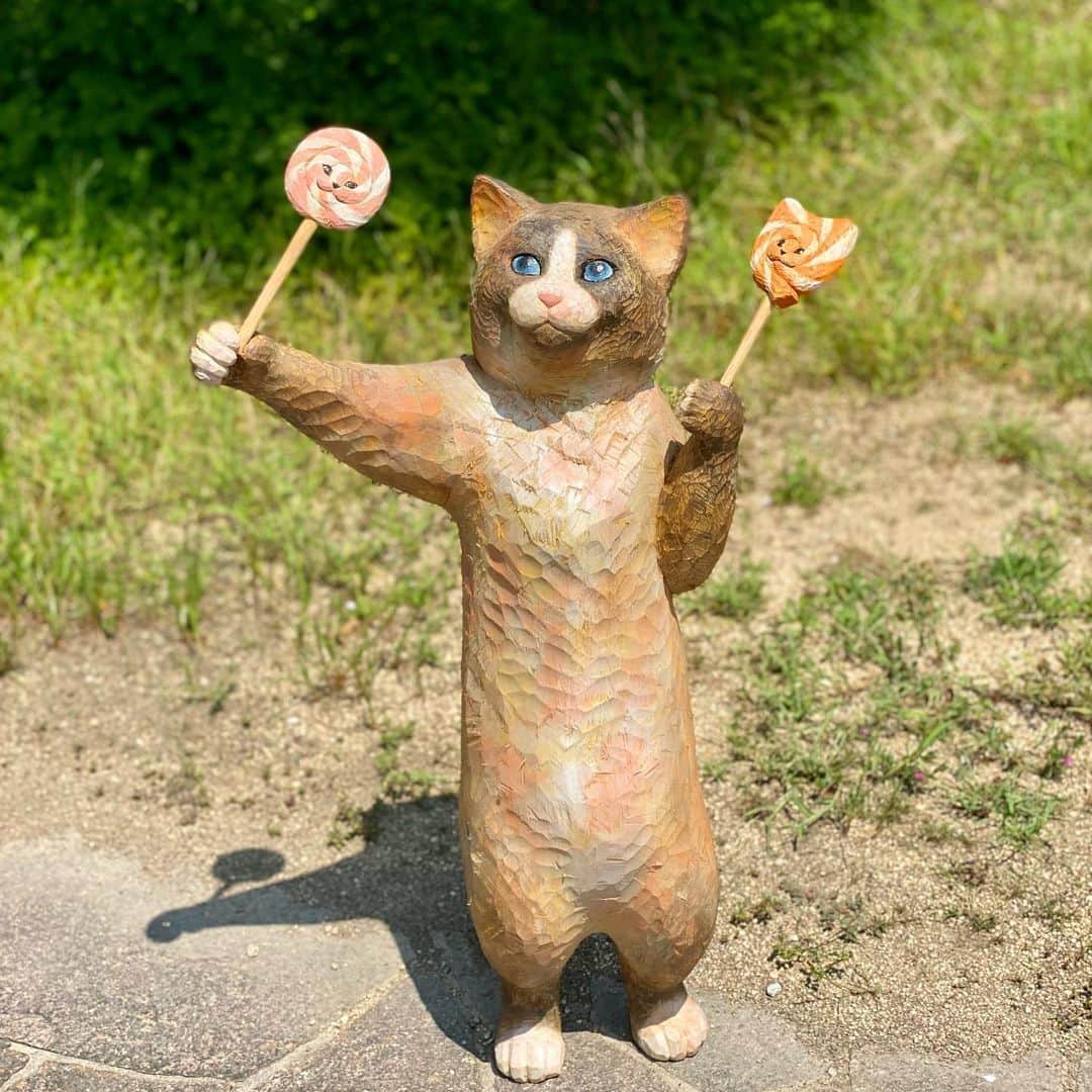 花房さくらさんのインスタグラム写真 - (花房さくらInstagram)「「これあげる！ えっ？こっちの方がいい？」  #🍭 #lollipop #ペロペロキャンディ  #cat #sculpture #hanafusasakura」8月24日 21時24分 - sakura_hanafusa