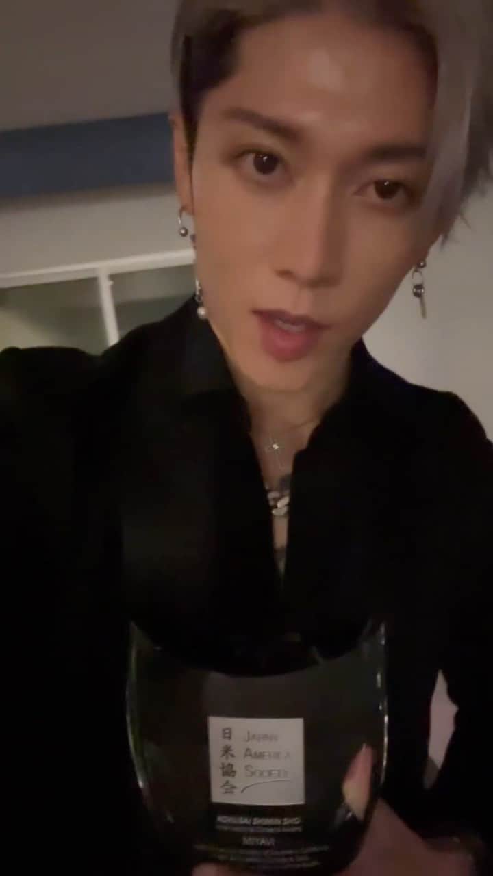 雅-MIYAVI-のインスタグラム：「I am deeply honored to receive the International Citizen Award by the Japan America Society of Southern California @jassocal.   Big big appreciation to all the COMYVZ and everyone who supports Miyavi. Thanks to you all, I can keep challenging and keep flying.   本日、米国ロサンゼルスにて 日米協会さんより 国際市民賞をいただきました。  応援してくれるみんなのおかげで いつもがんばれます。  いつも本当にありがとう  🙏🏻」