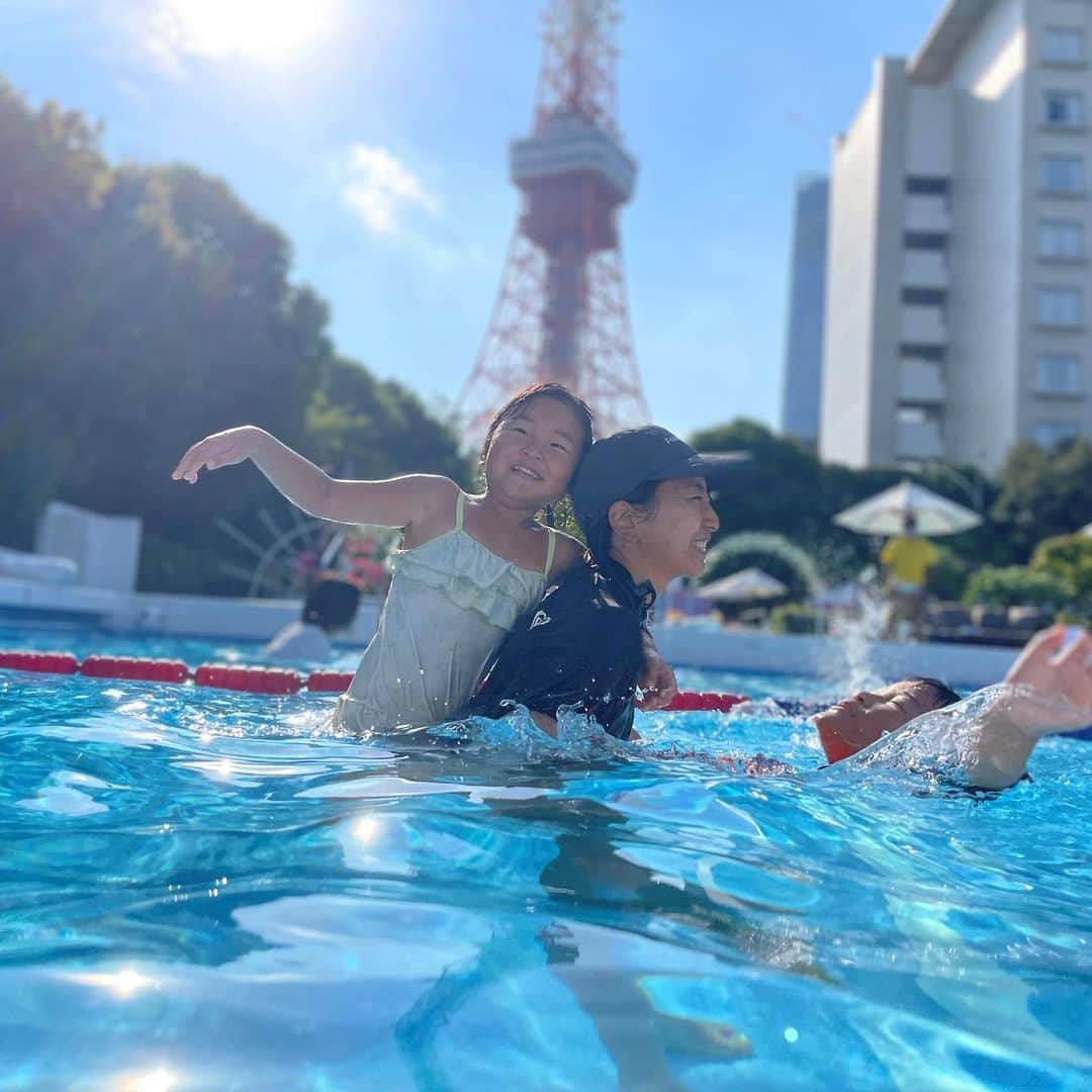 東京プリンスホテルのインスタグラム：「大迫力の東京タワー🗼と芝公園の緑の絶景に囲まれて、リゾート気分をお楽しみいただけるガーデンプールは9月10日(日)まで！  詳しくはWebサイトへ  Our Garden Pool is open until September 10th!  Enjoy that tropical resort feeling surrounded by the lush greenery of Shiba Park, with the powerful image of Tokyo Tower looming majestically in the background 🗼  For further details, please visit the website.  Share your own images with us by tagging @tokyoprincehotel  —————————————————————  #東京プリンスホテル #ホテルプール #絶景プール #tokyoprincehotel #tokyotower #summervacation」