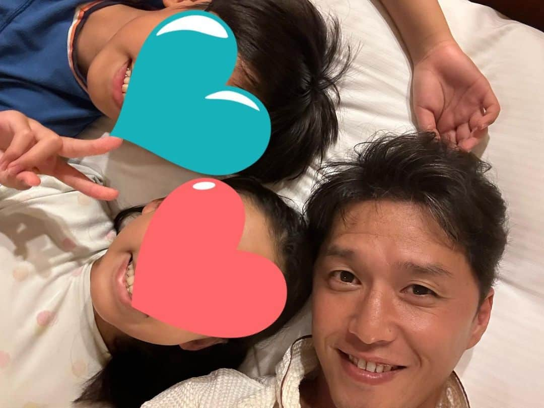 山中真さんのインスタグラム写真 - (山中真Instagram)「・ 珍しく2連休だったので 下2人連れ3人1泊旅！  琵琶湖の水上アスレチックは 去年なかった巨大すべり台が 登場してパワーアップ！  今日予定していた キャニオニングは 残念ながら川の増水で中止に。  その分、急遽彦根城見たり 草津のプール行ってみたり。  夏休み最後に 遊べてよかった！  お兄ちゃんたちは 部活&受験勉強頑張ります♪」8月24日 21時27分 - makorine1120