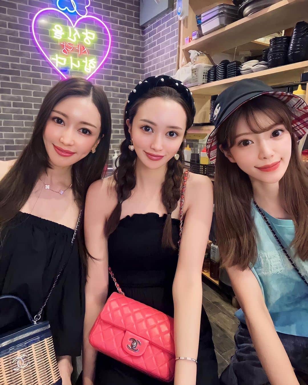 小川真葵のインスタグラム：「コリアンタウン🇰🇷🍴 はるかちゃんが着てるオフショル&デニムと 私のベアトップオールインワンは @rinoa_official だよ🫰🏻♥︎  偶然3人ともCHANELのバッグ😹💕  #コリアンタウン #コリアンタウン鶴橋 #コリアンタウン生野 #鶴橋コリアンタウン #鶴橋グルメ #鶴橋商店街 #韓国グルメ #rinoa_official #chanel」