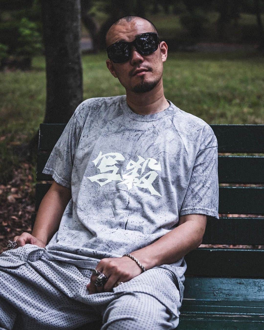 青木カズローのインスタグラム：「【写殺Tシャツ販売します】 @shasatsucom にて 明日8/25の20:00より新しい写殺Tシャツの販売を開始します。  今回は、オーバーサイズめでほんのりタイダイボディに蓄光プリントが施されたTシャツになり、カラーは3色、L、XLの2サイズ展開となります。  受注ではなく少量在庫限り。再販の予定もない商品ですので、お早めにお買い求め下さいませ。  ＜サイズ＞ サイズ：L 身幅:52cm 着丈:71cm 袖丈21cm サイズ：XL 身幅:61cm 着丈:78cm 袖丈:23cm  【着用モデル】 帽子女性(157cm) - ライトブルーL、イエローXL着用 青木カズロー(188cm) - スモークXL着用」
