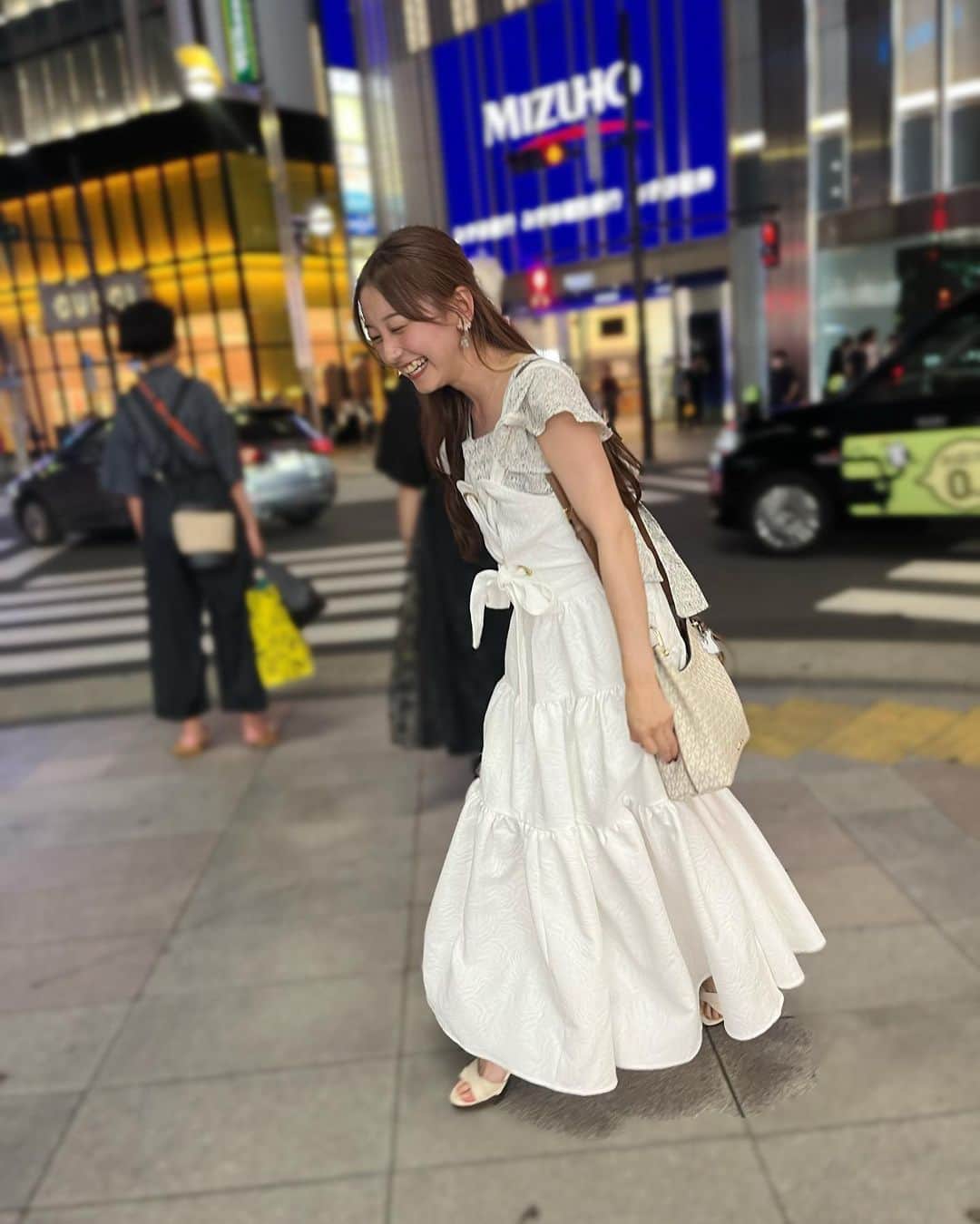 宮坂杏のインスタグラム：「超たのしそうなのとアホな私 . . このワンピ、よねなみせなに2年前くらい誕プレで貰ったんだよ🥰 . #白コーデ #ハーフアップ #センターパート #ロングヘア #女の子 #セルフィー  #lillilly #white #photography #japanesegirl」