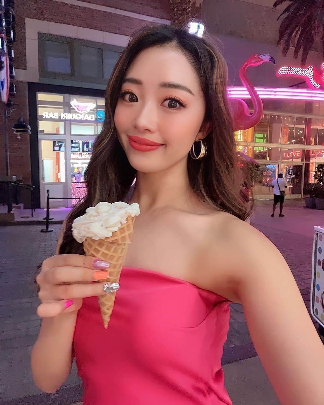 駄原杏里沙のインスタグラム：「・ 私といえばアイス🍨 ってぐらいアイスが大好きで😌✨ 海外行ったら 絶対毎日食べちゃう🙈💕❤️  海外って種類がたくさんで アイス屋さん 入るだけでるんるん💛 ラスベガスのアイス屋さん 可愛すぎました👶🌈  #america#lasvegas  #海外旅行#アメリカ旅行#女子旅 #アイス屋さん#海外ガール  #ドレスコード#毎日がランウェイ  #人生楽しんだもの勝ち」