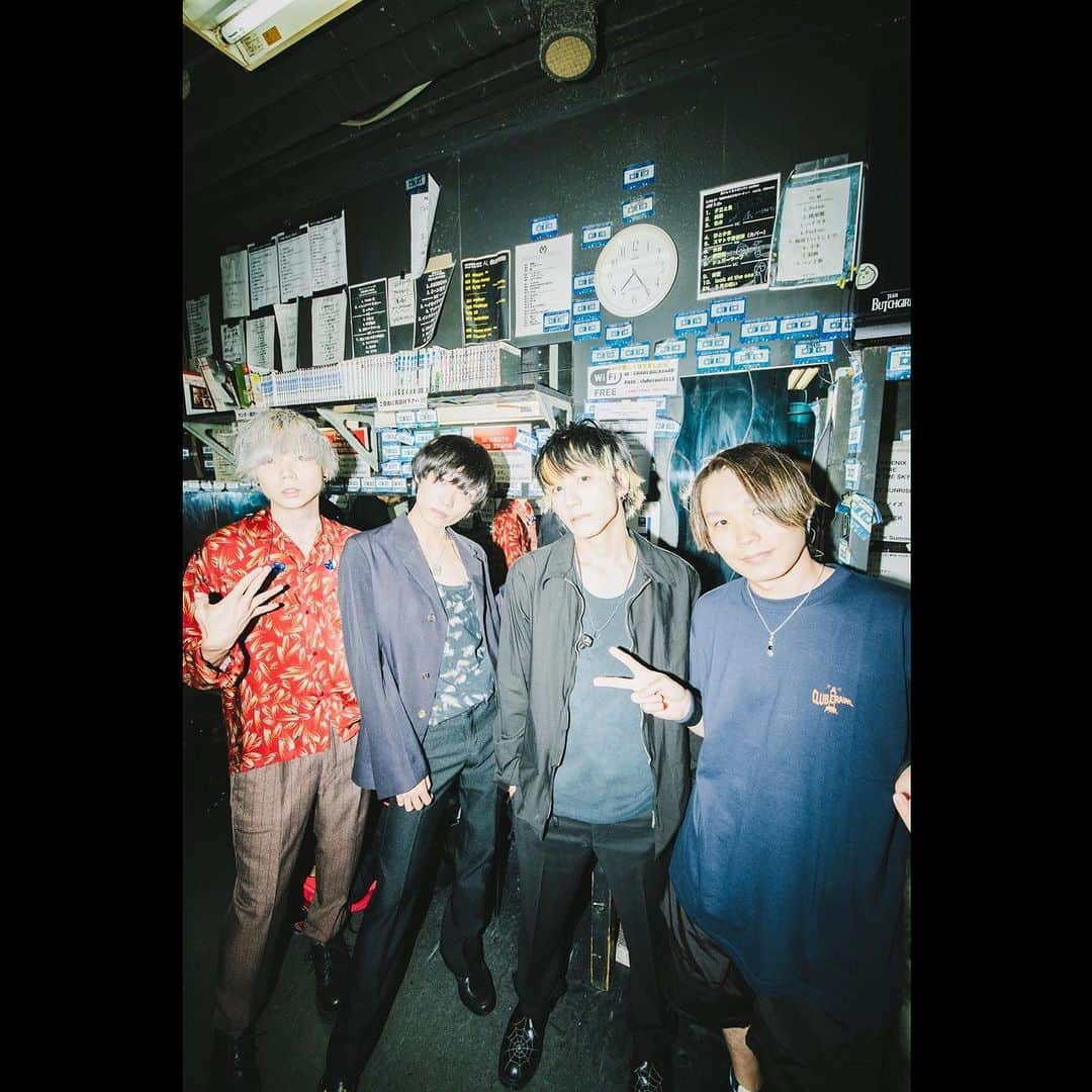 KANDAIさんのインスタグラム写真 - (KANDAIInstagram)「2023.8.23@渋谷CRAWL ・ with CIVILIAN ・ クロール18周年おめでとうございます！◎ 初めて出たのは何年前なんだろうか🤔仲良くなる前だし体制も違いすぎる時に出た事があって東京都内で初めてライブしたライブハウスはクロールなんですねぇ🤔 ・ まだ働いてた時に10周年のTシャツ着てたからその時からでも随分時間が経ってますが今もホームです！転換中に手伝ってくれるスタッフは唯一の同い年で昔から仲良くて本番前にグータッチしたりとか終始ホームの空気感で気持ちよくライブさせてもらいました！ ・ 仙台ぶりのCIVILIAN先輩からはまたも刺激貰いまくり。打ち上げで有田先生とまたゆっくりお話ししてもらって次の課題も頂いたんでまだまだドラム、良くなる気しかせん！ツアーも始まるし頑張ります👊 ・ 改めて18周年おめでとうございます🎉19周年もよろしくお願いします！👍 ・ 📷( @kakeru_selendip ) ・ #lennycodefiction #drum #drummer #sakae #sakaedrums #sakaeosakaheritage #dw #paiste #lerni #64audio  #ボルト #ナルト #炎炎ノ消防隊 #僕のヒーローアカデミア #dgraymanhallow #allout #魔王学院の不適合者 #邦楽 #邦ロック」8月24日 21時31分 - kandai918