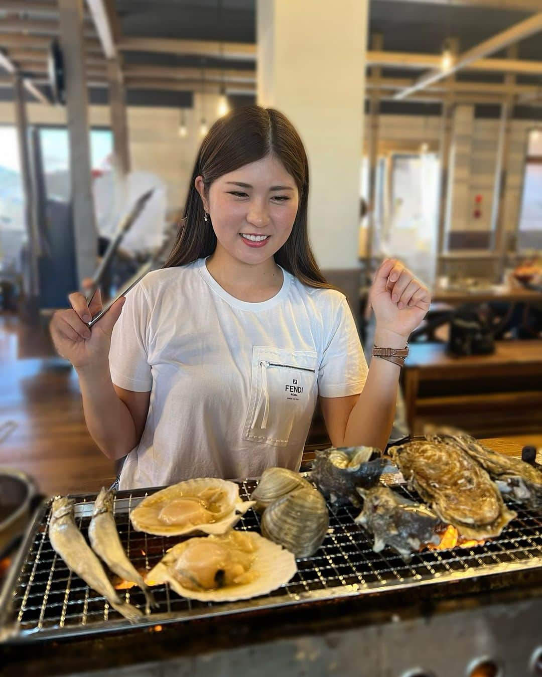 まいまいさんのインスタグラム写真 - (まいまいInstagram)「浜焼き🦪💕 この前の投稿はお肉で、今日は海鮮🐟🦞笑  8月のオフは千葉県南房総市の 道の駅とみうらにある「浜焼き屋」に行ってきたよ🚗💨 90分食べ放題で、好きな海鮮を選んで焼いて お刺身で海鮮丼も作れてデザートもあるの!! 自分たちで焼いて食べるの楽しかった😋🧡 もう夏休みの終わりかけだと思うけど、 夏っぽいことの追い込みにみなさんもぜひ！🐟笑 @yamato.tomiura   帰りにはアクアラインで虹が見れたよ🌈 虹って何歳になっても見れると嬉しい気持ちになるね♡  #まいごるふ#ゴルフ#ゴルフ女子#グルメ女子#グルメスタグラム#グルメ#浜焼き#千葉グルメ#浜焼き屋#千葉ドライブ#道の駅とみうら#南房総#海鮮丼#食べ放題#夏休み#夏休みの過ごし方#maigolf#golfer#gourmet#kaisendon#chiba」8月25日 17時30分 - ___maigolf___