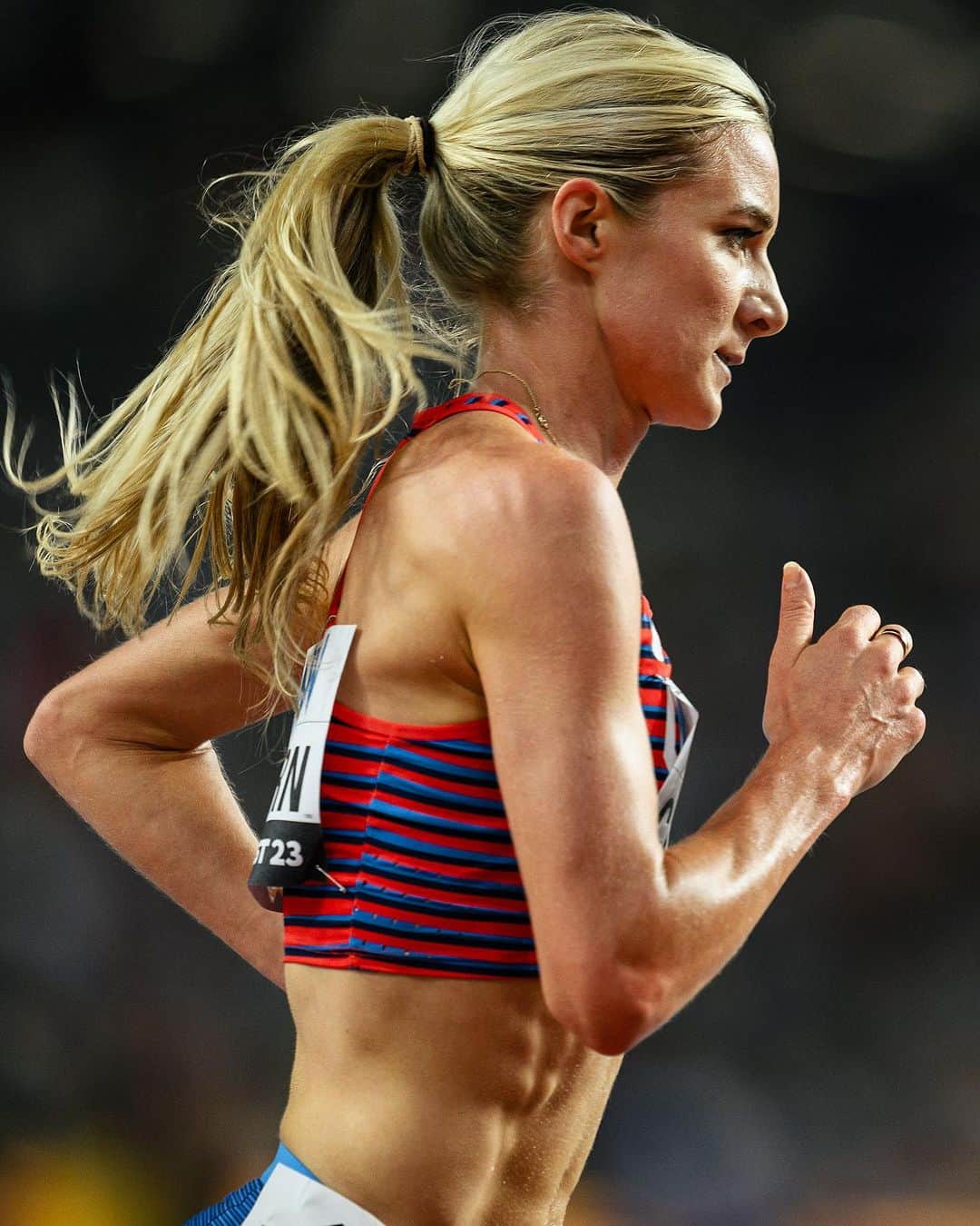 エマ・コバーンのインスタグラム：「Ugh I tried so hard but my hamstring didn’t cooperate. I hurt my hamstring before USAs, injured it again a two weeks before Worlds, andddd I hurt it again on the first water jump in the race last night. I willed myself to push and stay in the race, but it’s pretty tricky to hurdle and water jump when one leg isn’t really doing it’s job. My brain and my heart wanted yesterday’s race to go differently, but ultimately the body had different plans. Time to heal up and I’ll be back on the track next year with two working legs and a fire in my belly 😊 (pic @jzsnapz)」
