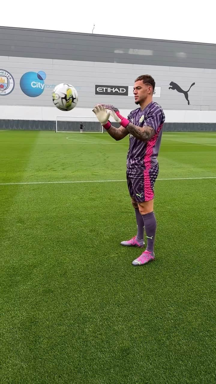 エデルソン・モラレスのインスタグラム：「Our @mancity Smooth Operator 🤝  Shop the GK Pack now at PUMA.com」