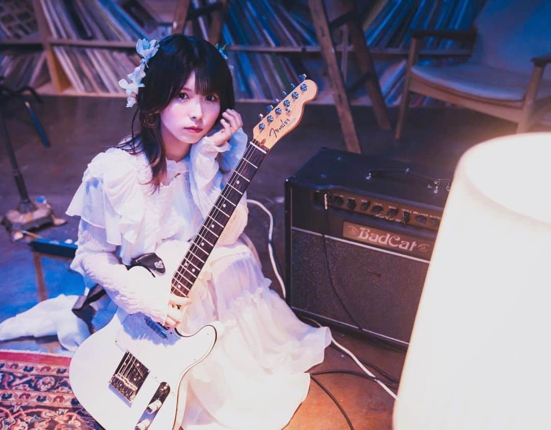 森脇加奈子のインスタグラム：「🎠✴︎  behind the scenes🤍  photo by @okkytree   #メリーゴーランド #MV #musicvideo  #Faulieu #band #girlsband  #rock #rockband #musician #vocal #guitarvocal #guitarist #guitarplayers #japanese #japanesegirl  #tagsforlikes #followme #tfl  #일본 #셀카 #팔로우미 #데일리룩 #오오티디 #粉我」