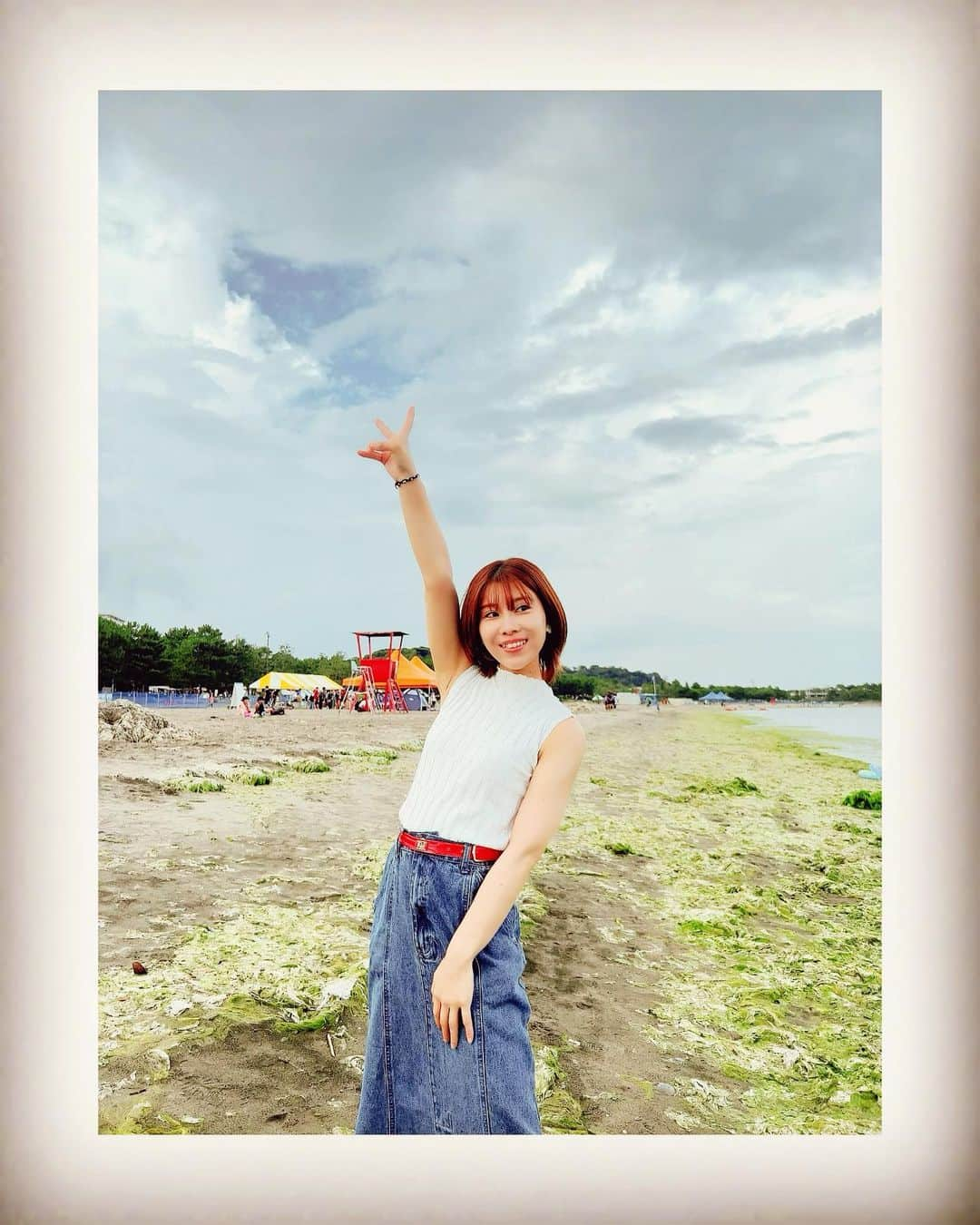 大岩根綾奈さんのインスタグラム写真 - (大岩根綾奈Instagram)「やほー🌕  少し前の写真なんですけど、久々にセブンティーンアイス食べました✌️ 海で食べるアイスは美味しかった🌊🤍  世の中で好きな食べ物ランキング３位がバニラアイスなのでバニラにしようかな思ったけどカラフルなチョコチップ混ざってるやつにしたよん🍨 暑くて溶けちゃうから秒で食べ終わった。  みなさんアイスは何が好きーー？？？  #毎日  #暑い  #夏  #コーデ  #夏コーデ  #シンプル  #シンプルコーデ  #満喫  #アイス  #バニラ  #バニラアイス  #チョコチップ #海 #好き  #instagood  #instadaily  #followｍe」8月24日 21時35分 - ooiwaneayana