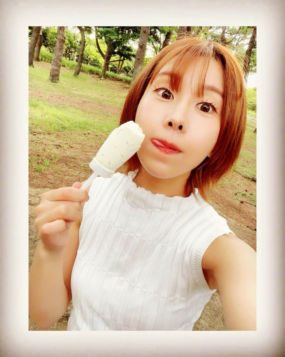 大岩根綾奈さんのインスタグラム写真 - (大岩根綾奈Instagram)「やほー🌕  少し前の写真なんですけど、久々にセブンティーンアイス食べました✌️ 海で食べるアイスは美味しかった🌊🤍  世の中で好きな食べ物ランキング３位がバニラアイスなのでバニラにしようかな思ったけどカラフルなチョコチップ混ざってるやつにしたよん🍨 暑くて溶けちゃうから秒で食べ終わった。  みなさんアイスは何が好きーー？？？  #毎日  #暑い  #夏  #コーデ  #夏コーデ  #シンプル  #シンプルコーデ  #満喫  #アイス  #バニラ  #バニラアイス  #チョコチップ #海 #好き  #instagood  #instadaily  #followｍe」8月24日 21時35分 - ooiwaneayana