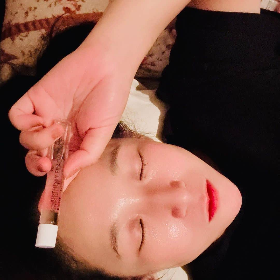 世手子さんのインスタグラム写真 - (世手子Instagram)「daily sleep deprivation🥱 Sleep soundly just by changing the pillow cover🛏️🌟 Special fiber fabric with vitamin E kneaded into the thread‼️  我が子に囲まれて楽しい毎日だが  まだまだ #夜泣き も続く今日このごろwww #睡眠不足 で #浅い眠り が続いて #悪夢 ばかりみる始末w  @altostar_development   https://shop.alto-star.com/pages/moiststation  ピローカバーに救われた😂 ドイツ発の機能性繊維の寝るだけでヘアケアもスキンケアもできる、究極のながら美容( ^ω^ ) ビタミンE入りの生地がやさしく包み込む(*´꒳`*) 乾燥を防いでぐっすり(((o(*ﾟ▽ﾟ*)o)))♡ 素晴らしい(●´ω｀●)  #うるおい #ながら美容 #カラキャス #コスメ #スキンケア #セルソリューションスキンケア #化粧品 #寝ながらスキンケア #寝ながらヘアケア #株式会社アルトスター #潤い #美容」8月24日 21時36分 - rojide