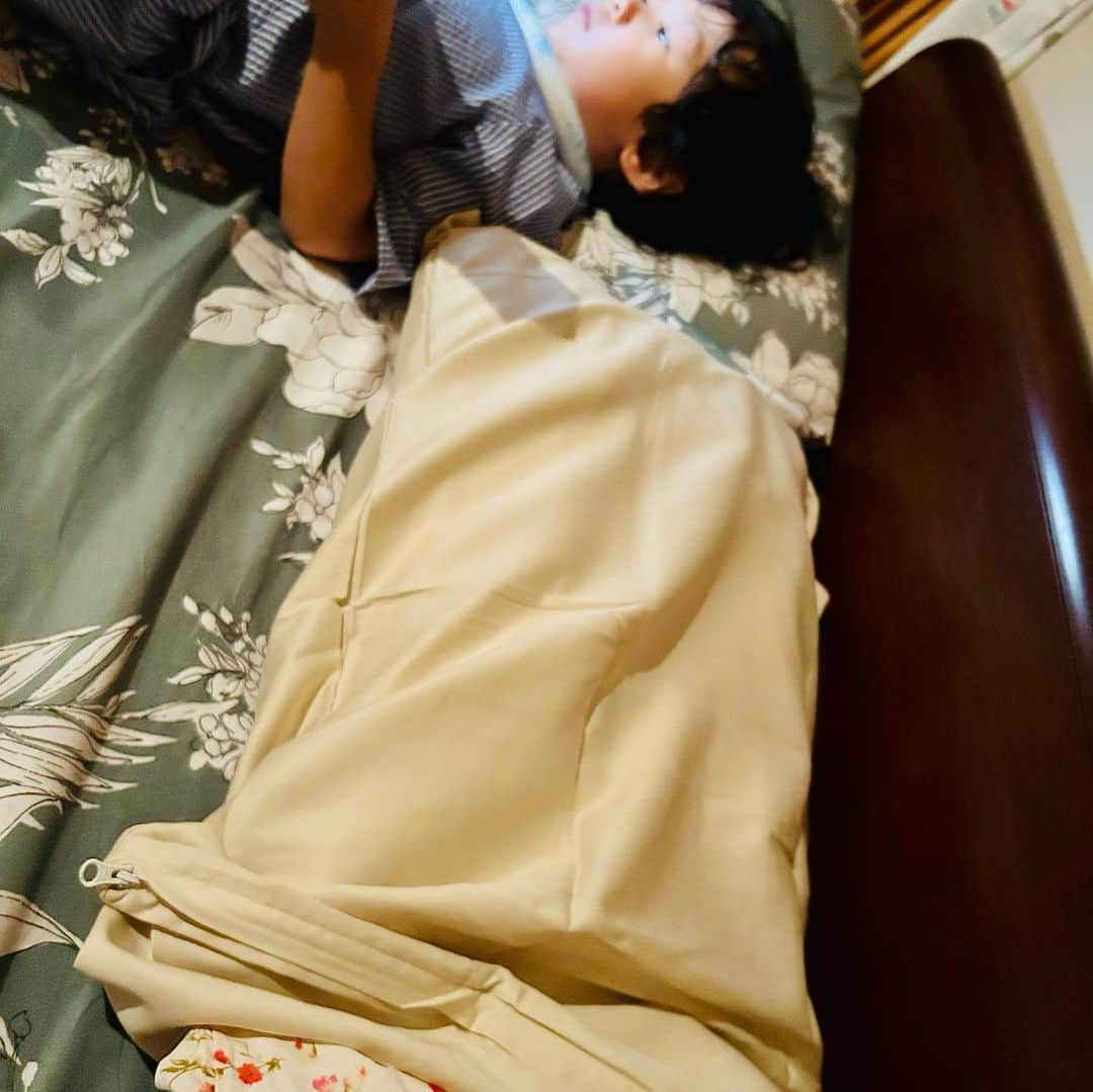 世手子さんのインスタグラム写真 - (世手子Instagram)「daily sleep deprivation🥱 Sleep soundly just by changing the pillow cover🛏️🌟 Special fiber fabric with vitamin E kneaded into the thread‼️  我が子に囲まれて楽しい毎日だが  まだまだ #夜泣き も続く今日このごろwww #睡眠不足 で #浅い眠り が続いて #悪夢 ばかりみる始末w  @altostar_development   https://shop.alto-star.com/pages/moiststation  ピローカバーに救われた😂 ドイツ発の機能性繊維の寝るだけでヘアケアもスキンケアもできる、究極のながら美容( ^ω^ ) ビタミンE入りの生地がやさしく包み込む(*´꒳`*) 乾燥を防いでぐっすり(((o(*ﾟ▽ﾟ*)o)))♡ 素晴らしい(●´ω｀●)  #うるおい #ながら美容 #カラキャス #コスメ #スキンケア #セルソリューションスキンケア #化粧品 #寝ながらスキンケア #寝ながらヘアケア #株式会社アルトスター #潤い #美容」8月24日 21時36分 - rojide