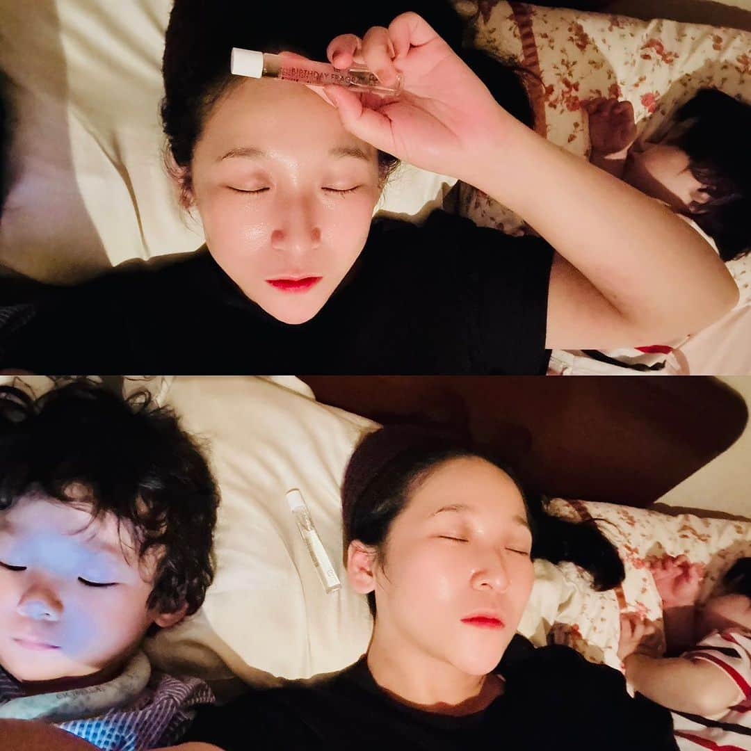 世手子さんのインスタグラム写真 - (世手子Instagram)「daily sleep deprivation🥱 Sleep soundly just by changing the pillow cover🛏️🌟 Special fiber fabric with vitamin E kneaded into the thread‼️  我が子に囲まれて楽しい毎日だが  まだまだ #夜泣き も続く今日このごろwww #睡眠不足 で #浅い眠り が続いて #悪夢 ばかりみる始末w  @altostar_development   https://shop.alto-star.com/pages/moiststation  ピローカバーに救われた😂 ドイツ発の機能性繊維の寝るだけでヘアケアもスキンケアもできる、究極のながら美容( ^ω^ ) ビタミンE入りの生地がやさしく包み込む(*´꒳`*) 乾燥を防いでぐっすり(((o(*ﾟ▽ﾟ*)o)))♡ 素晴らしい(●´ω｀●)  #うるおい #ながら美容 #カラキャス #コスメ #スキンケア #セルソリューションスキンケア #化粧品 #寝ながらスキンケア #寝ながらヘアケア #株式会社アルトスター #潤い #美容」8月24日 21時36分 - rojide