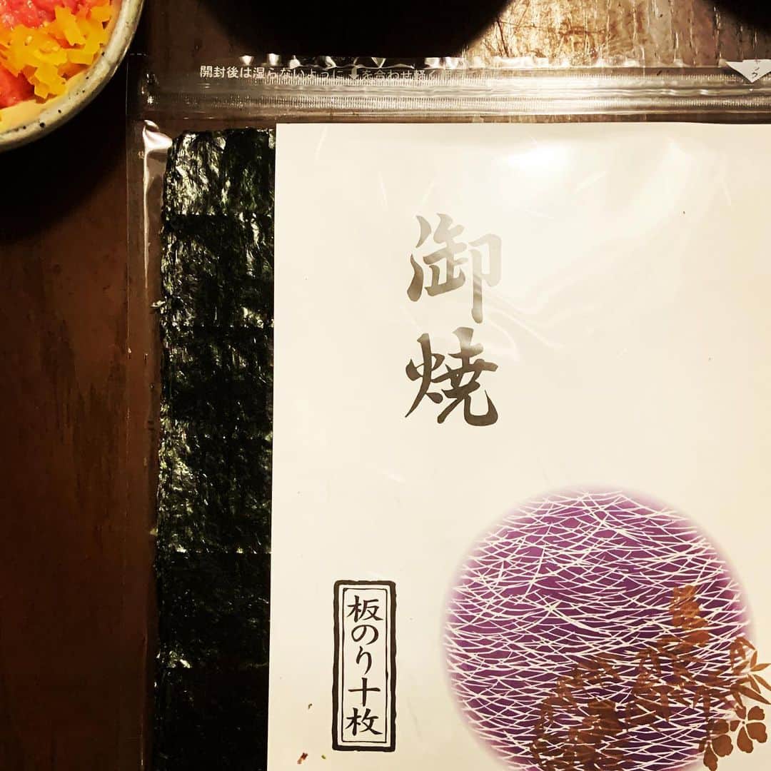 志摩有子さんのインスタグラム写真 - (志摩有子Instagram)「夕方のスーパーでお値打ちシールが貼られていたお刺身の盛り合わせを見つけてすかさずゲット。今夜は手巻き寿司だい。手巻きの主役といえる焼き海苔は江戸時代から海苔といえば大森にある五味商店　@gomishoten.nori のもの。パリッと香ばしい。エシャレットとおかか、うずらの卵は　@michikosuhara に教えてもらって以来、欠かせない組み合わせ。ここにクリームチーズを足すとさらにうまし。思いがけず贅沢メニューにメンズチームは大喜び。  #手巻き寿司 #手巻き寿司セット #トロタク #五味商店」8月24日 21時36分 - ariko418