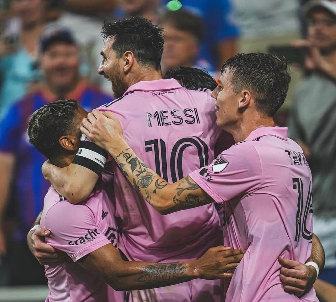 のインスタグラム：「Another great night in pink 🩷 A great performance from the team to reach another final 🩷🖤 @intermiamicf very proud 🩷🖤」