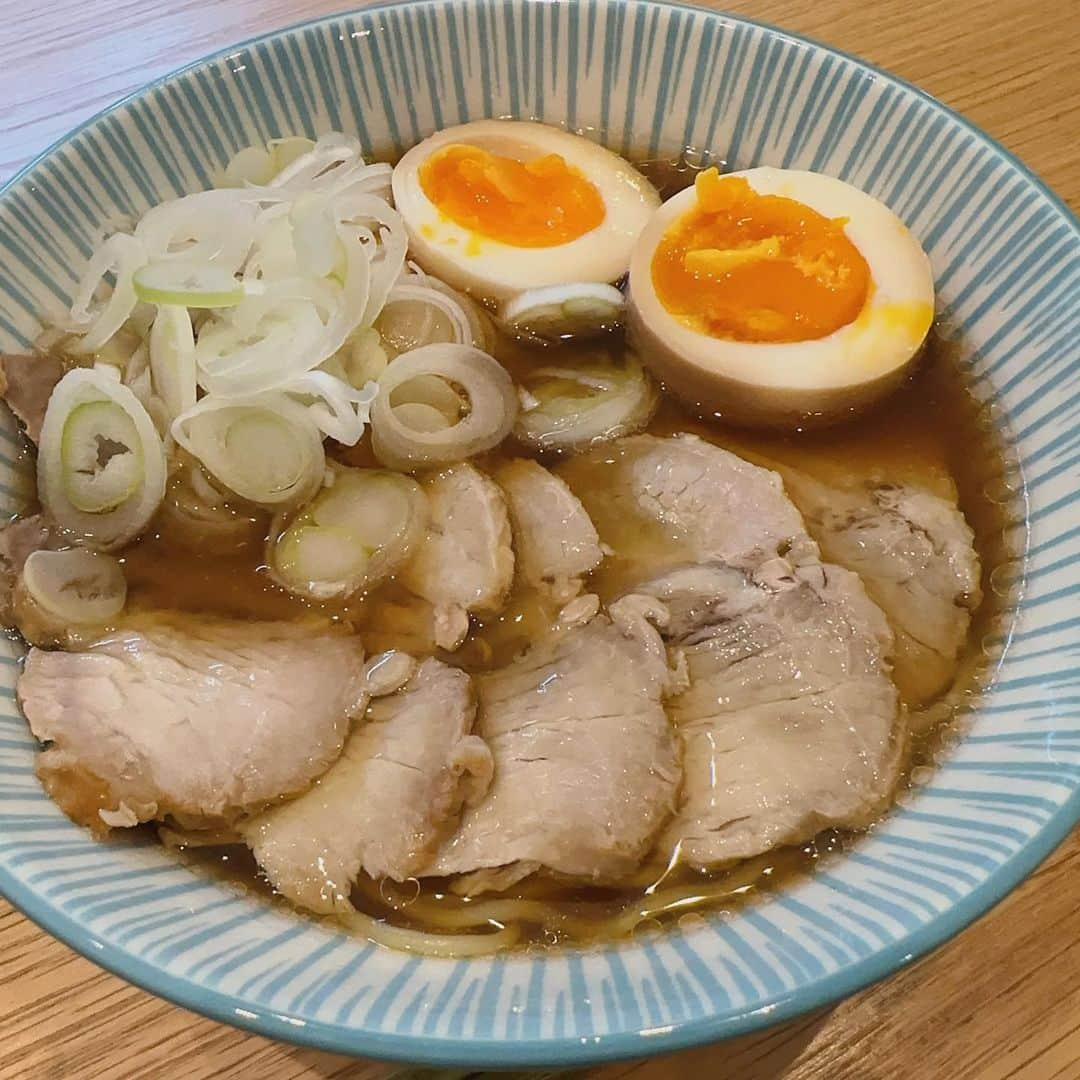 石川梨華さんのインスタグラム写真 - (石川梨華Instagram)「お昼ごはん何食べたんだろう？  チャーシュー麺🍜  昨日作ったチャーシューと煮卵で😋 美味しかった❤️  #石川梨華 #モーニング娘og #リアル梨華 #二児の母 #年子やんちゃボーイズ #お昼ご飯何食べたんだろう #チャーミークッキング #チャーシュー麺」8月24日 12時40分 - rika_ishikawa_official