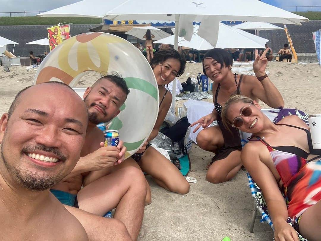 SHUNさんのインスタグラム写真 - (SHUNInstagram)「２日目は  勝浦　守谷海岸  ちょいと降った雨も  実はこのメンバーで生み出した 浮き輪立ちゲームも 今ではマオ達と進化したけどw  今回新たに 「一旦、皆んな下見て！！」 と 「おい！決めちゃっていいよぁ？ が、追加されましたww  この日、約3か月ぶりに ワンコに触れました  ずーっと近所で、犬見かけても我慢してたんだが この子は俺の方に寄ってきたそうにキャンキャンしてくれたので ついついご家族に話しかけて 触れさせて頂いた  涙でたし 何より嬉しかったな」8月24日 12時40分 - omura_shunsuke_shun