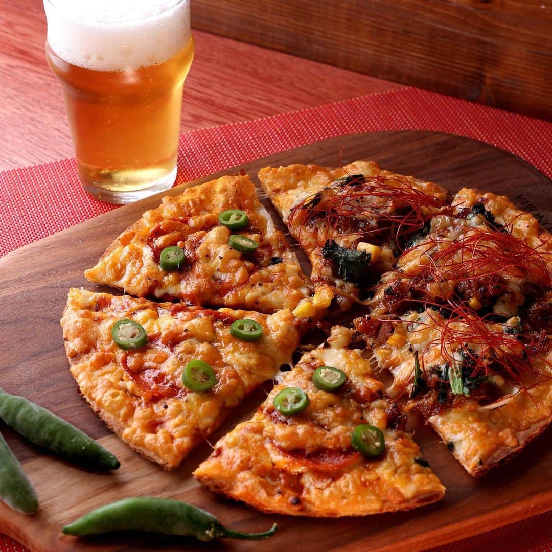ピザーラのインスタグラム：「【ピザーラが食べたくなったらコメント欄に🍕を書いてね！】  ⚡️🌶️激辛好きへの挑戦状🌶️⚡️  ピザーラ史上最も辛いピザが登場🍕  『ピザーラ　セラーノペッパー』Pサイズ ¥1,980  セラーノペッパーは、メキシコ原産の生で食べられる青唐辛子🌶️ サラミの旨みと、セラーノペッパーの痺れる美味しさが思わずクセになる…！ビールとも相性抜群の旨辛ピザに仕上げました🍻  写真はピザーラプルコギとのハーフアンドハーフです😊 辛いピザを食べた後はプルコギの甘さでお口を整えるのもおすすめ👌🏻  ぜひ試してみてね！  -———— ピザーラ公式アカウントでは、PIZZA-LAのお得な最新情報をお届けしています🍕  皆さまもぜひピザーラを食べた際には #ピザーラ#ピザーラお届け のハッシュタグをつけて感想を教えてくださいね✨ お写真をご紹介しちゃうかも？😆 投稿、お待ちしています♪  #pizza_la #ピザ #ピザパーティー #ピザパ #ピザ屋 #ピザ好き #ピザ好きな人と繋がりたい #セラーノペッパー #激辛 #激辛グルメ」