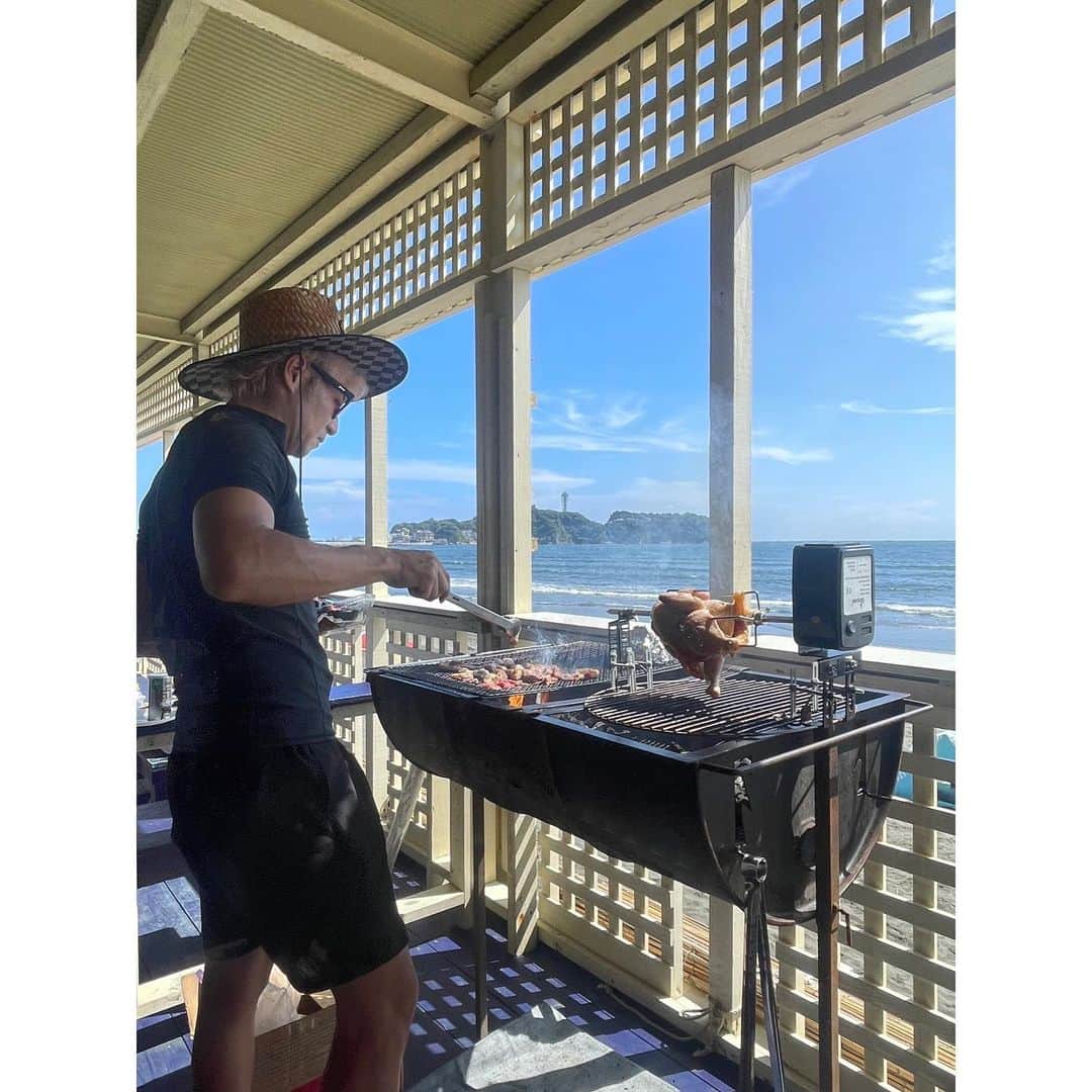 つるの剛士のインスタグラム：「仲良しご家族で毎年恒例の #つるキャンプ も今夏はなかなか時間がなくて開催できず。。 というわけで代わりに海の家でBBQ会（2回開催）。 海の家、ご近所すぎて逆に行くことなかったのですが良いもんですね〜  で、楽しすぎてこの様である。（📷妻）  2023夏。  藤沢も夜は秋の方向から涼しい風が漂いはじめました。 残り少ない夏休み、みなさんも素敵な夏を〜  #どうやって着替えたのか #どうやってベッドに戻ったのか #娘の部屋の前で大滝詠一を熱唱していたらしい #地獄のような二日酔いである  #藤沢　#くまざわや」
