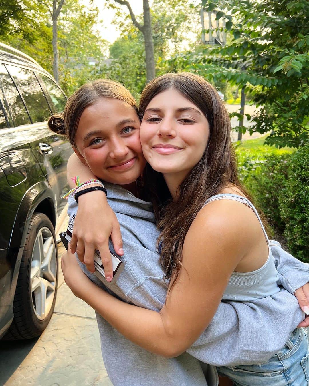 Ilana Wilesのインスタグラム：「When we said goodbye to Lucy, Eric, Skyler and Charley a few years ago, I did not think about how it would feel to say goodbye to them over and over again. I guess I have to reframe it. We get to say “welcome back” every summer, until they are here permanently again. And because we don’t see them all year round, that time is that much more precious to us. We love you @lucytupustudio and we’ll see you again soon!」